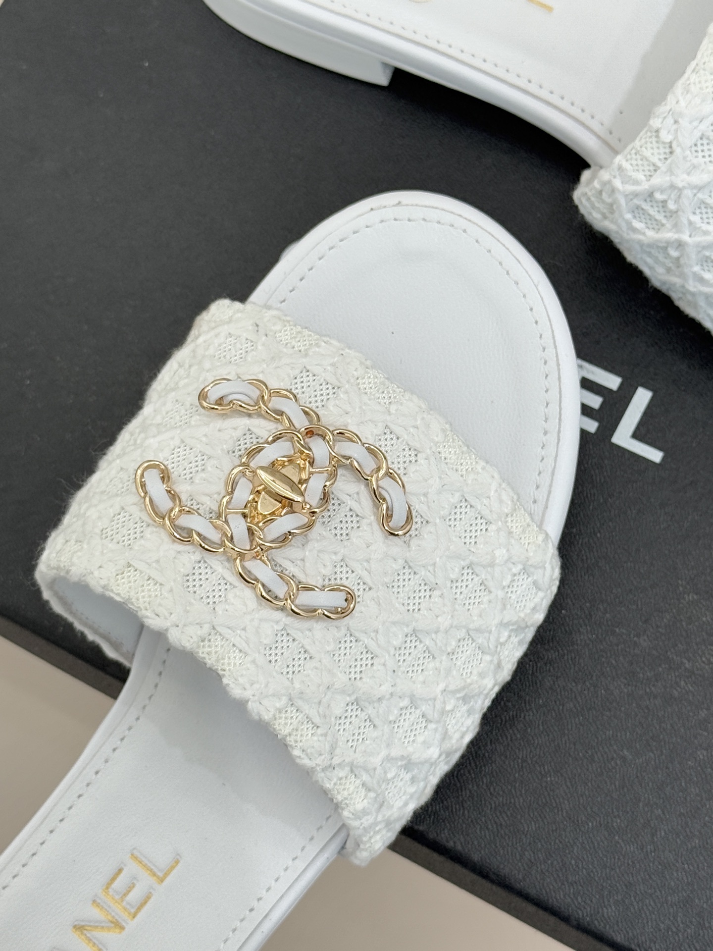 CHANE*｜小香经典春夏新品针织链条大双C拖鞋以独特的针织鞋面打破常规经典链条大双C标志 太精致了为整