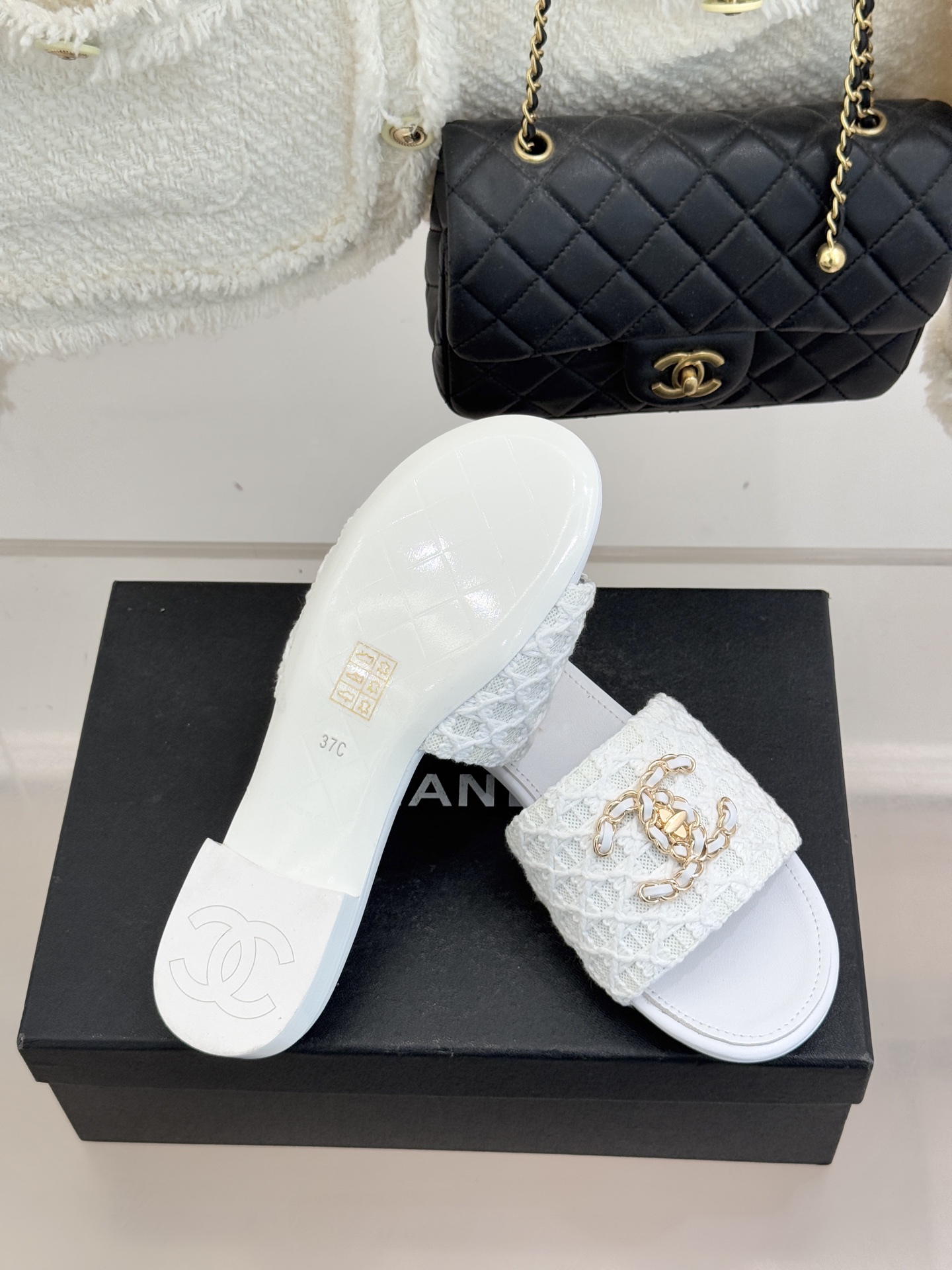 CHANE*｜小香经典春夏新品针织链条大双C拖鞋以独特的针织鞋面打破常规经典链条大双C标志 太精致了为整
