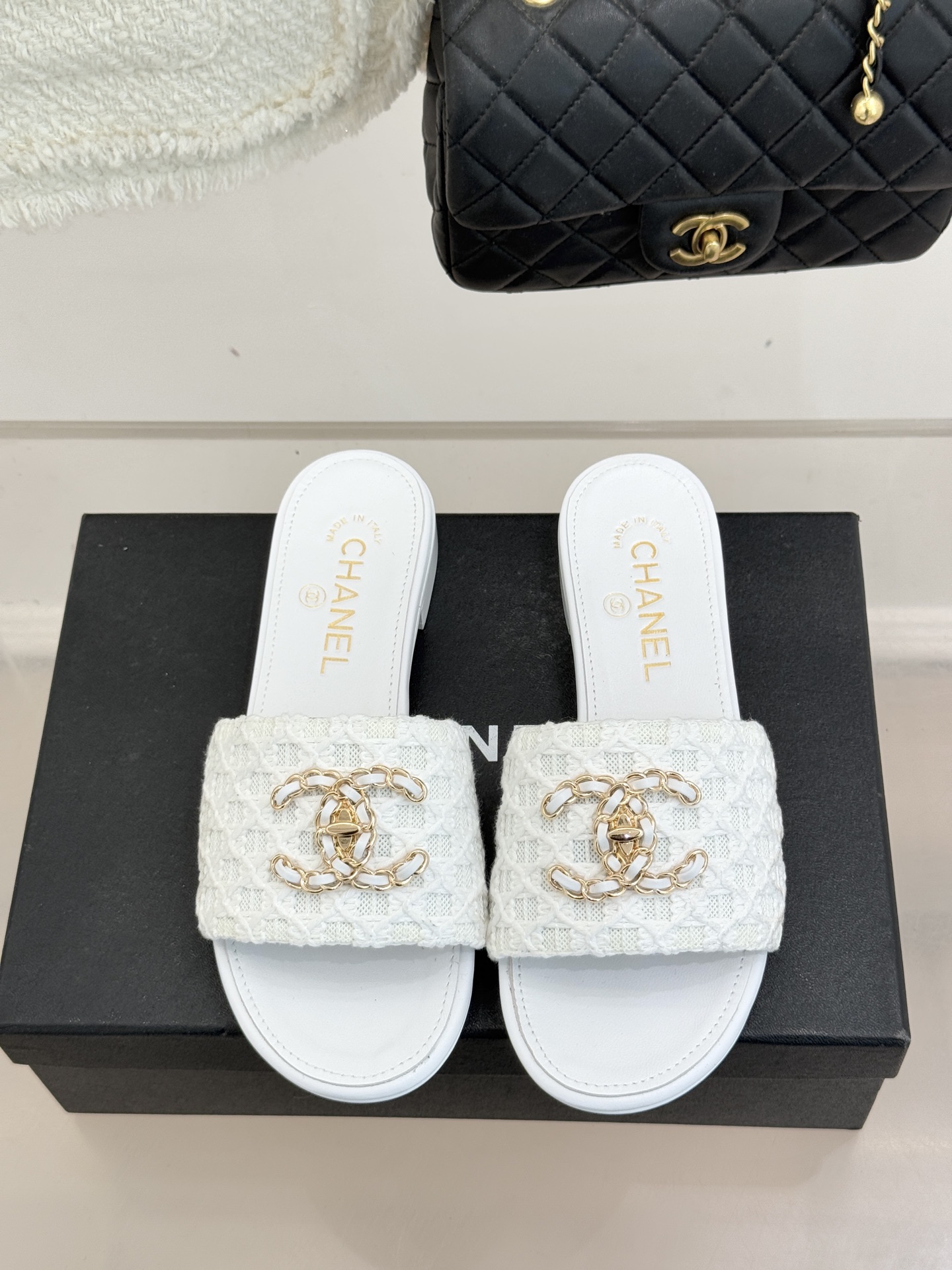 CHANE*｜小香经典春夏新品针织链条大双C拖鞋以独特的针织鞋面打破常规经典链条大双C标志 太精致了为整