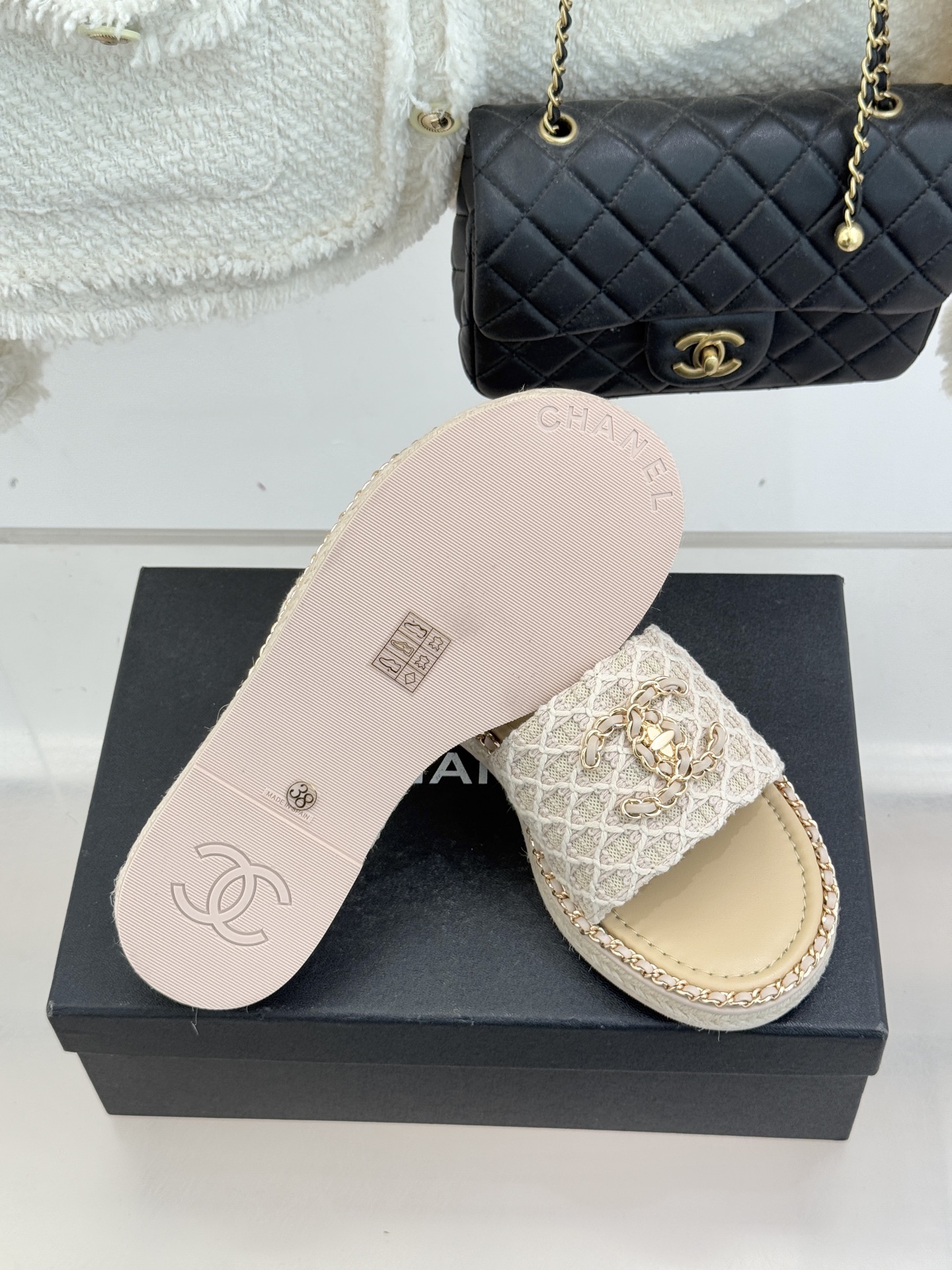 CHANE* ｜小香26P春夏新品水钻珍珠编织双C平底拖鞋当双C标志遇上水钻珍珠与编织元素这双拖鞋就是行