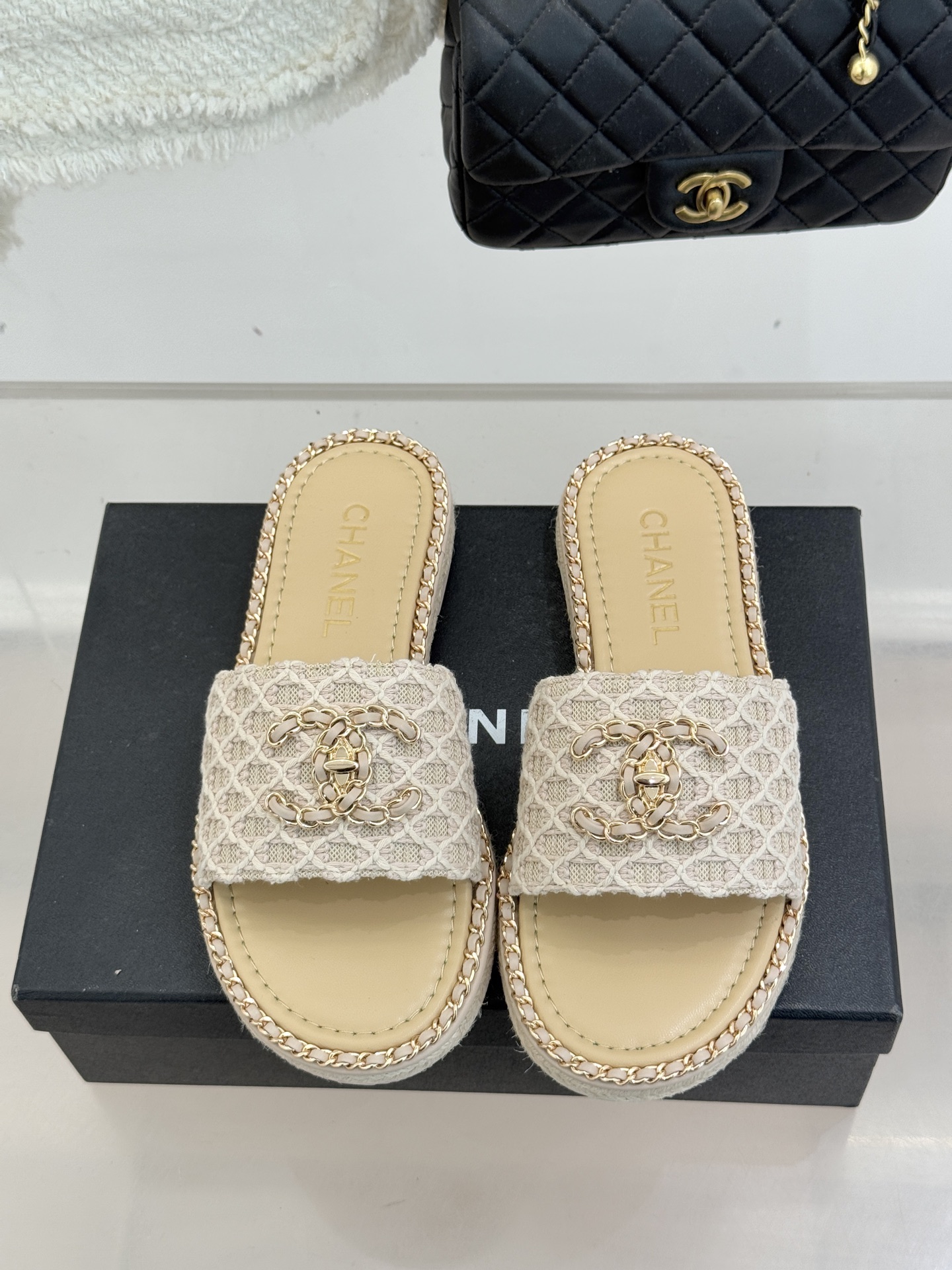 CHANE* ｜小香26P春夏新品水钻珍珠编织双C平底拖鞋当双C标志遇上水钻珍珠与编织元素这双拖鞋就是行
