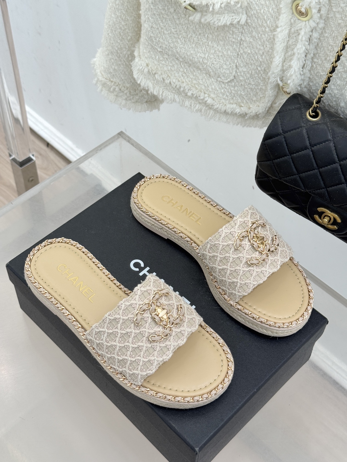 CHANE* ｜小香26P春夏新品水钻珍珠编织双C平底拖鞋当双C标志遇上水钻珍珠与编织元素这双拖鞋就是行