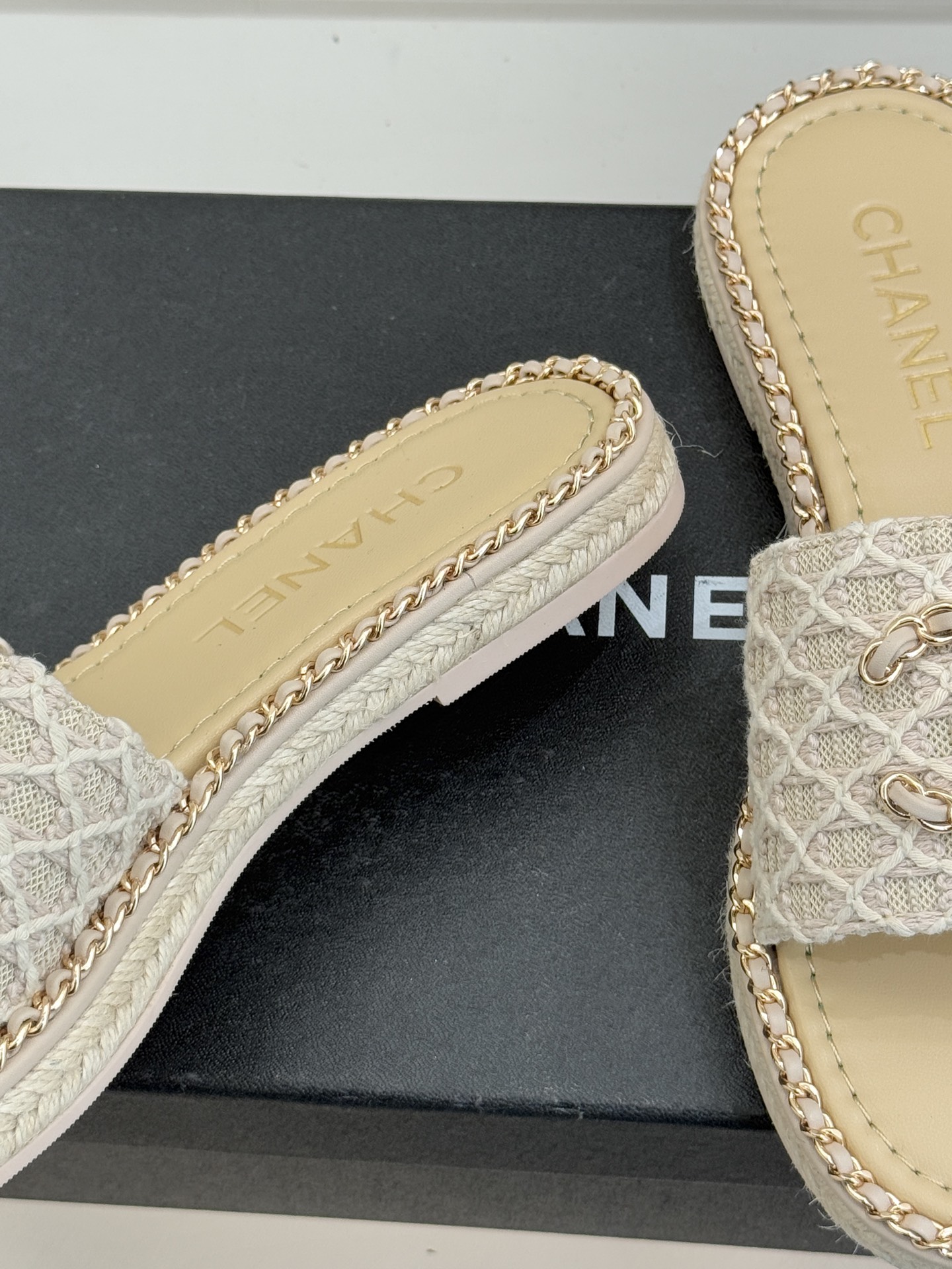 CHANE* ｜小香26P春夏新品水钻珍珠编织双C平底拖鞋当双C标志遇上水钻珍珠与编织元素这双拖鞋就是行