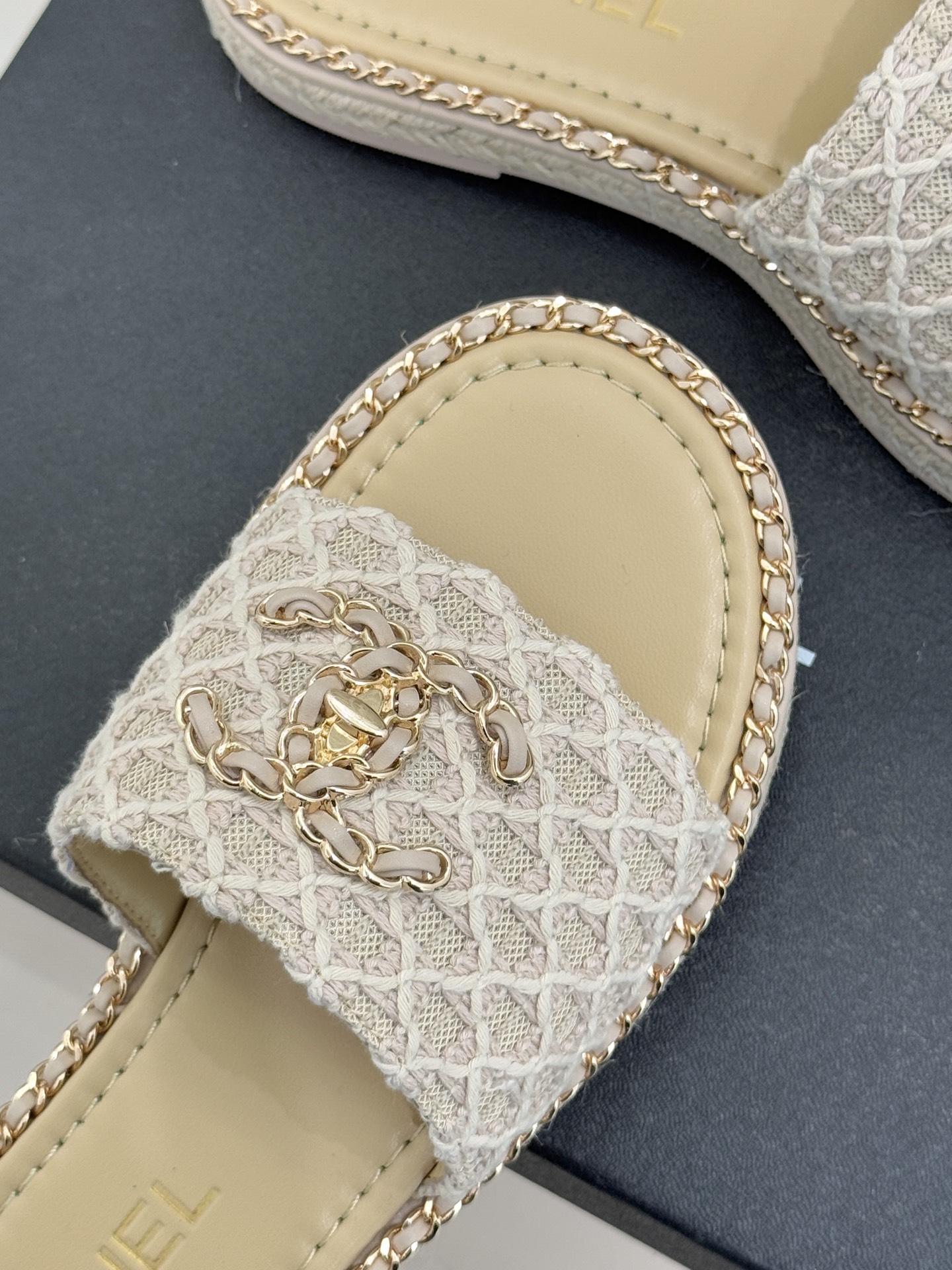 CHANE* ｜小香26P春夏新品水钻珍珠编织双C平底拖鞋当双C标志遇上水钻珍珠与编织元素这双拖鞋就是行