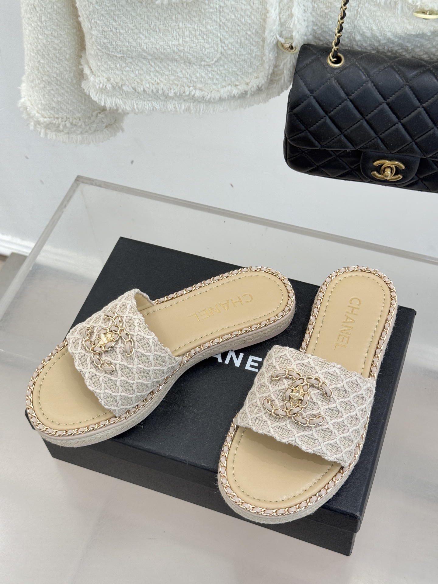 CHANE* ｜小香26P春夏新品水钻珍珠编织双C平底拖鞋当双C标志遇上水钻珍珠与编织元素这双拖鞋就是行