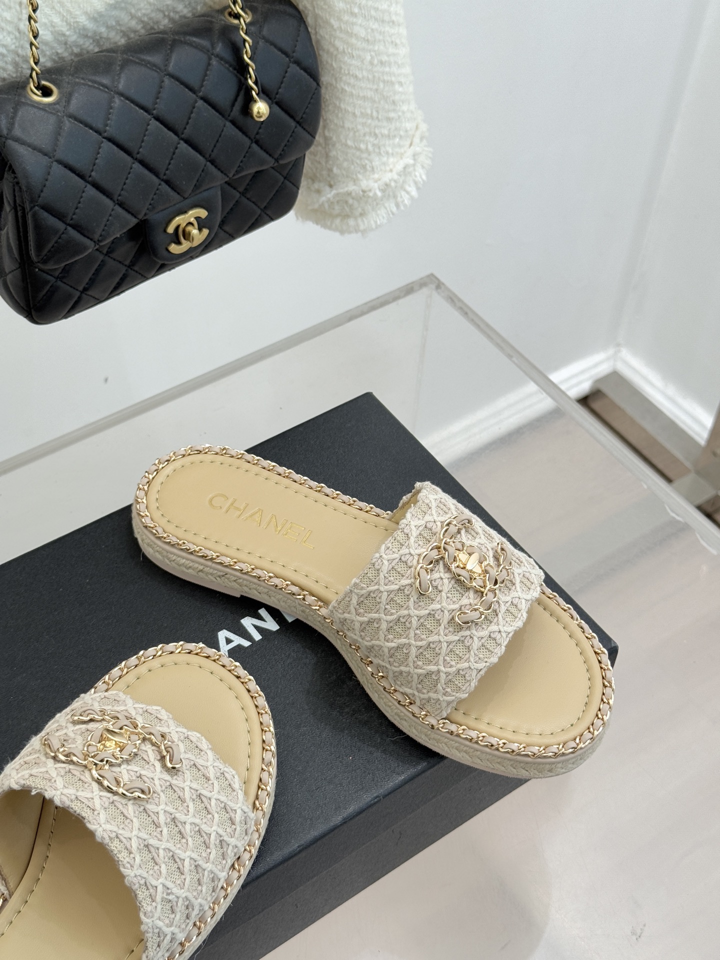 CHANE* ｜小香26P春夏新品水钻珍珠编织双C平底拖鞋当双C标志遇上水钻珍珠与编织元素这双拖鞋就是行