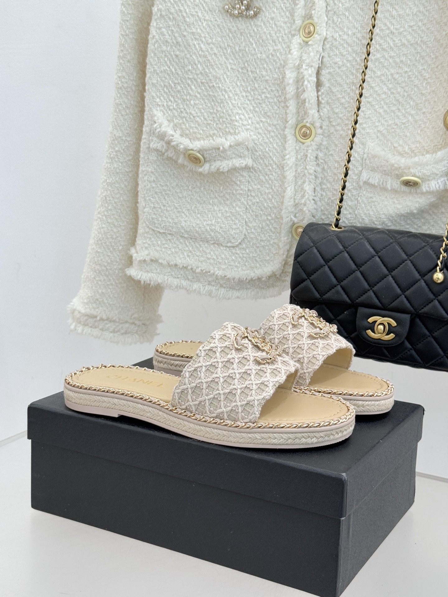 CHANE* ｜小香26P春夏新品水钻珍珠编织双C平底拖鞋当双C标志遇上水钻珍珠与编织元素这双拖鞋就是行