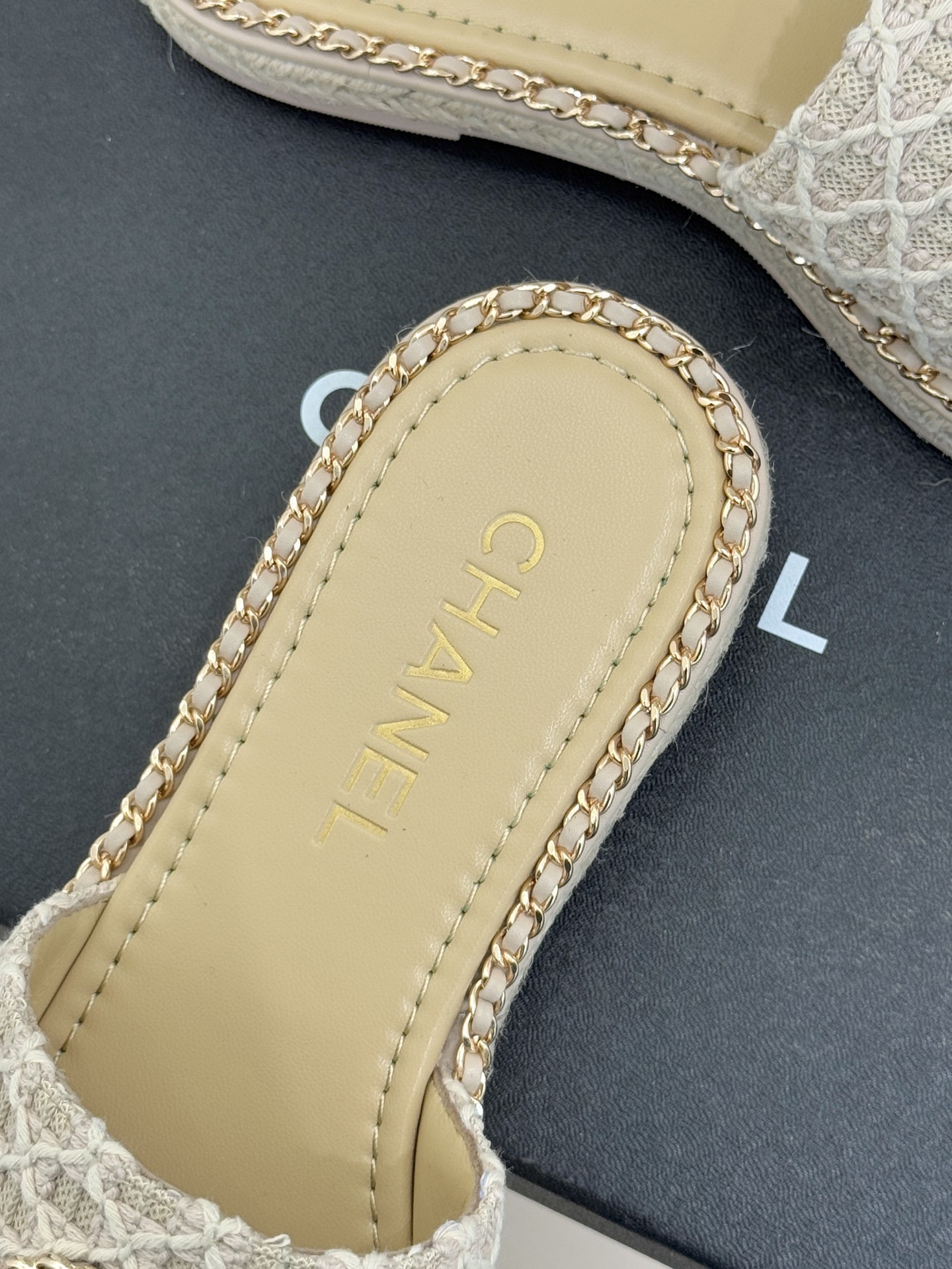 CHANE* ｜小香26P春夏新品水钻珍珠编织双C平底拖鞋当双C标志遇上水钻珍珠与编织元素这双拖鞋就是行