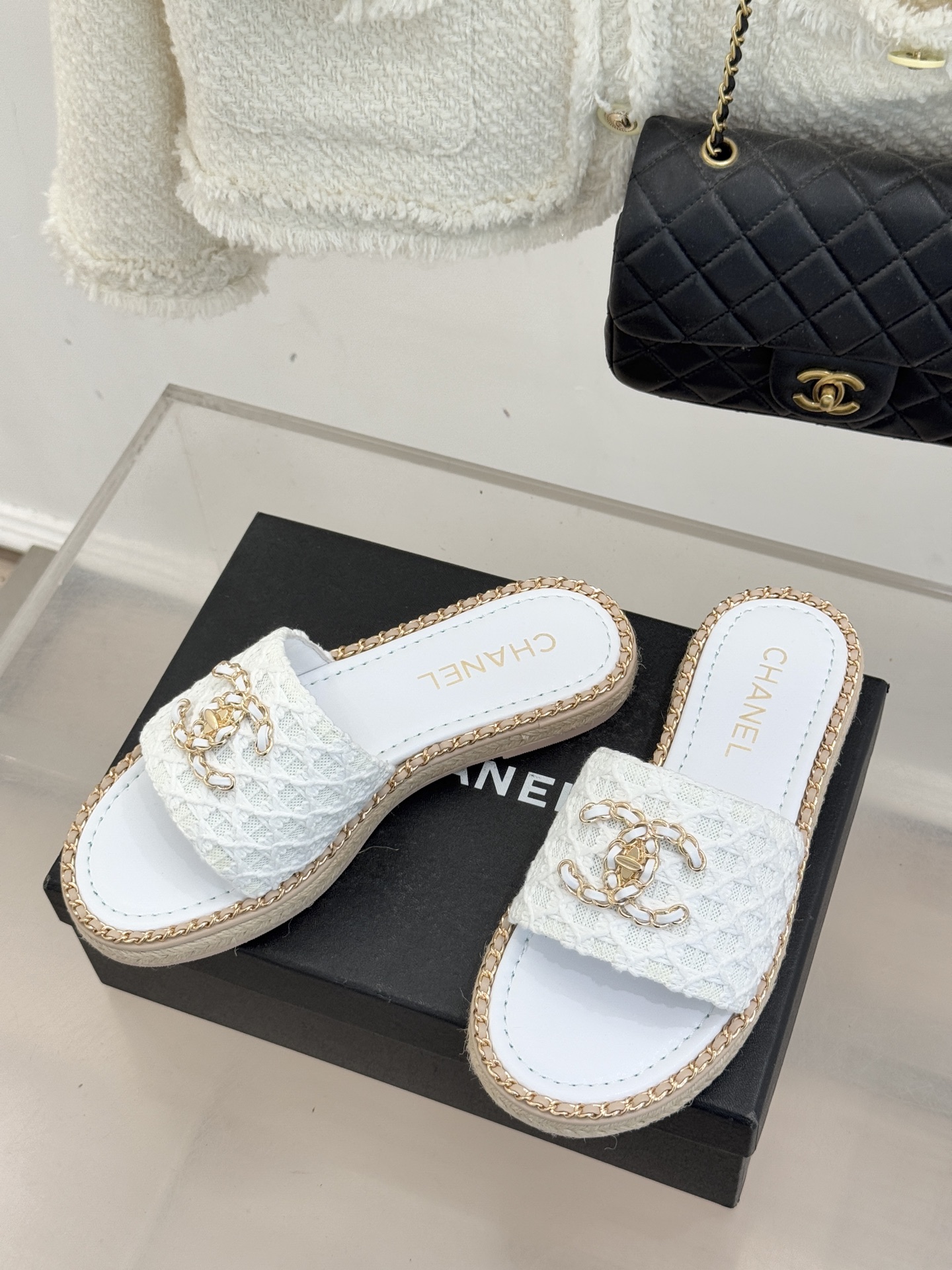 CHANE* ｜小香26P春夏新品水钻珍珠编织双C平底拖鞋当双C标志遇上水钻珍珠与编织元素这双拖鞋就是行