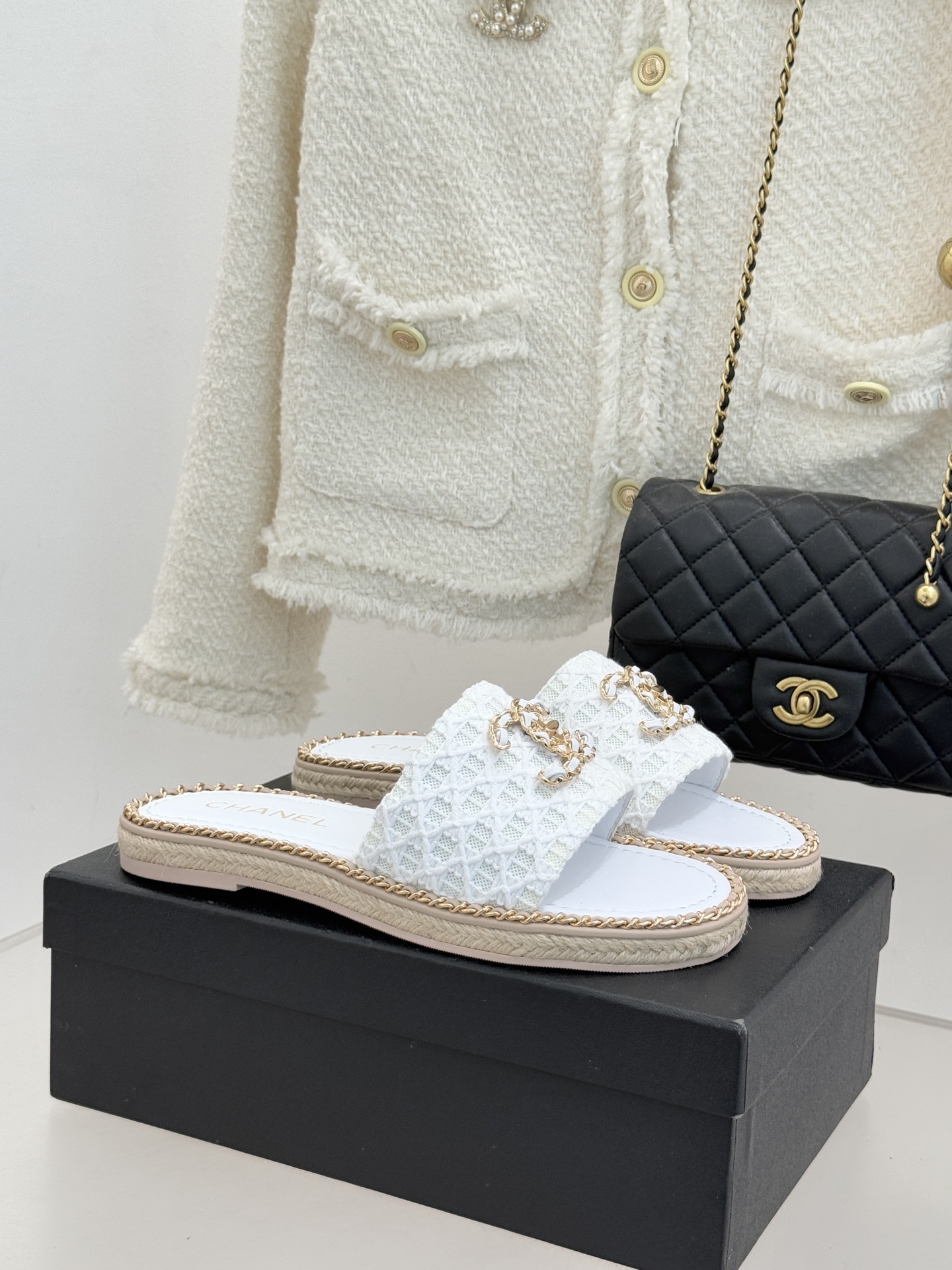 CHANE* ｜小香26P春夏新品水钻珍珠编织双C平底拖鞋当双C标志遇上水钻珍珠与编织元素这双拖鞋就是行