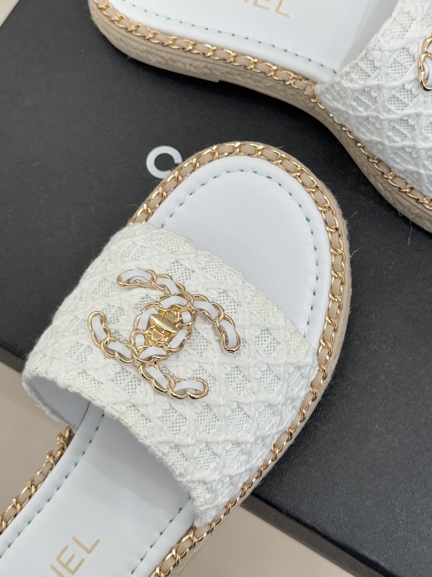 CHANE* ｜小香26P春夏新品水钻珍珠编织双C平底拖鞋当双C标志遇上水钻珍珠与编织元素这双拖鞋就是行