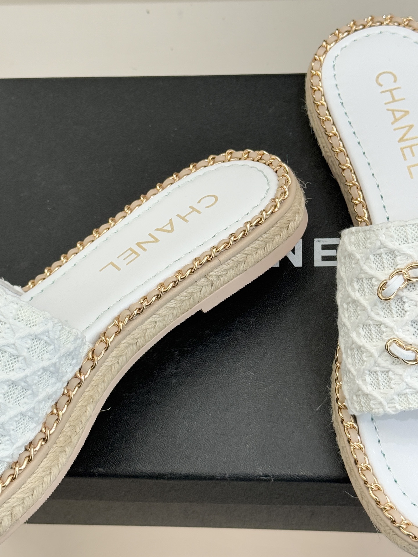 CHANE* ｜小香26P春夏新品水钻珍珠编织双C平底拖鞋当双C标志遇上水钻珍珠与编织元素这双拖鞋就是行
