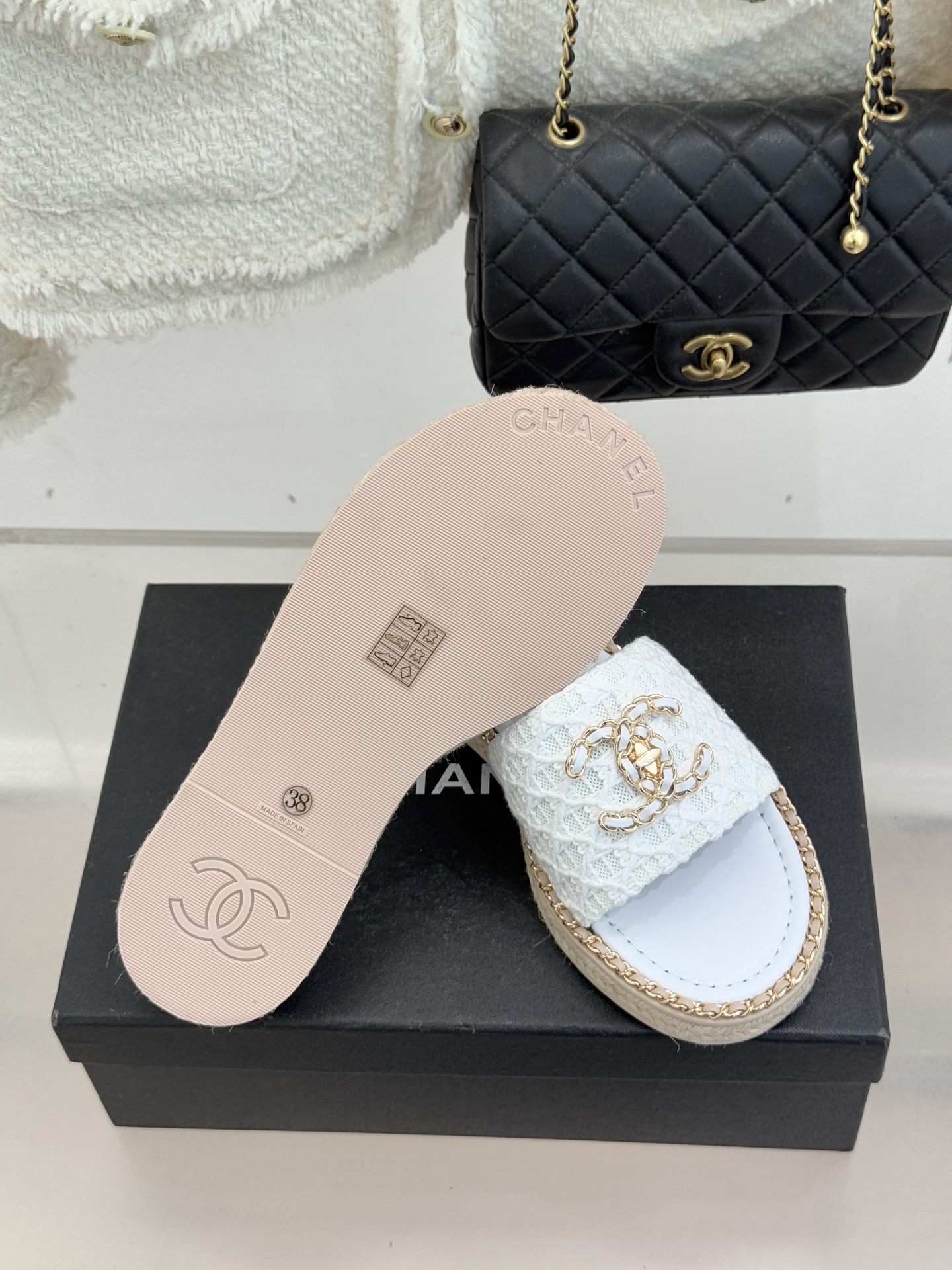 CHANE* ｜小香26P春夏新品水钻珍珠编织双C平底拖鞋当双C标志遇上水钻珍珠与编织元素这双拖鞋就是行