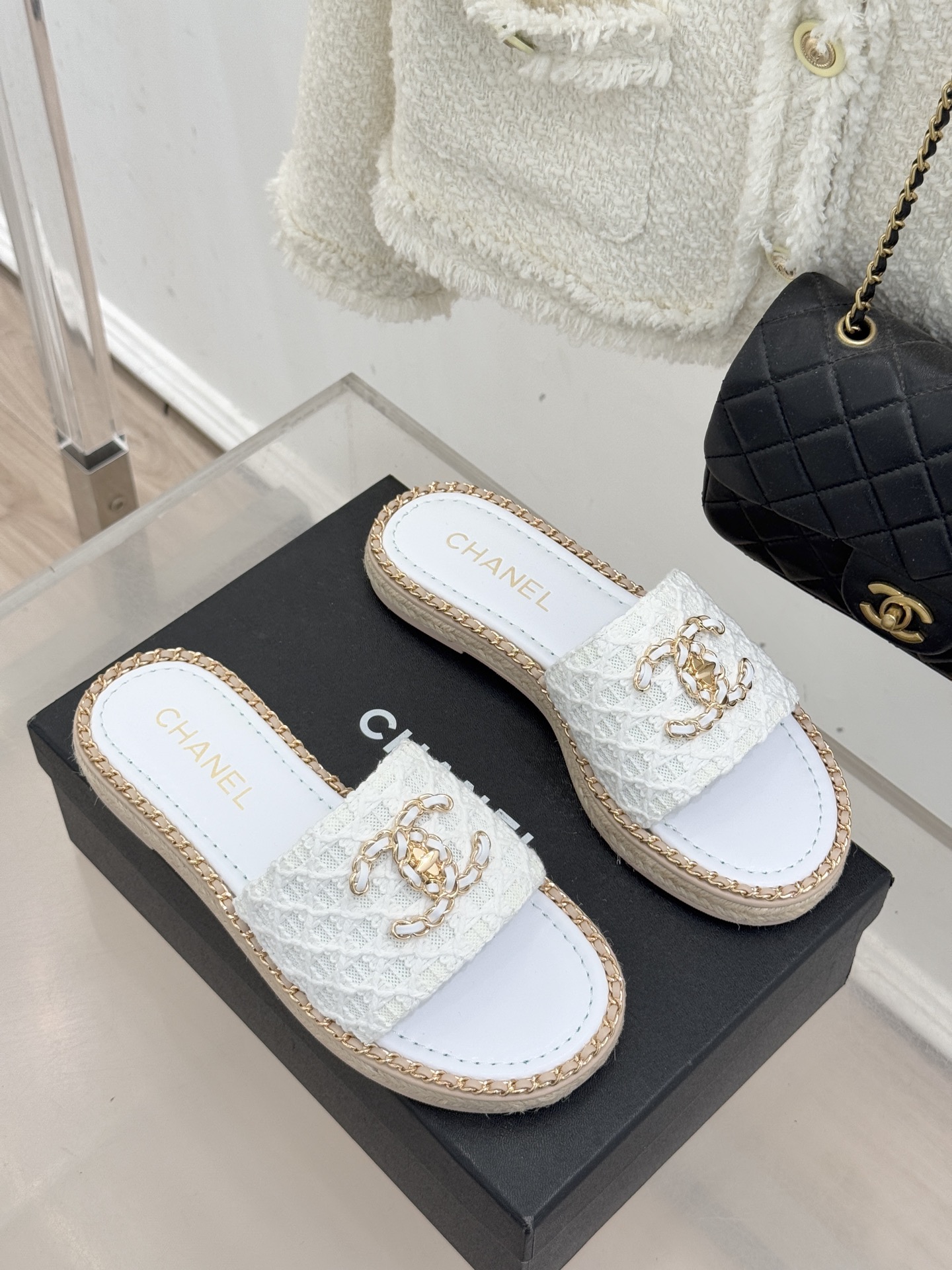 CHANE* ｜小香26P春夏新品水钻珍珠编织双C平底拖鞋当双C标志遇上水钻珍珠与编织元素这双拖鞋就是行
