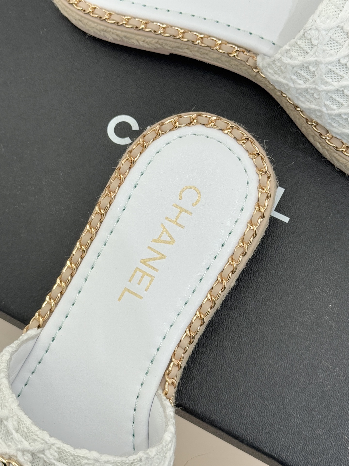 CHANE* ｜小香26P春夏新品水钻珍珠编织双C平底拖鞋当双C标志遇上水钻珍珠与编织元素这双拖鞋就是行