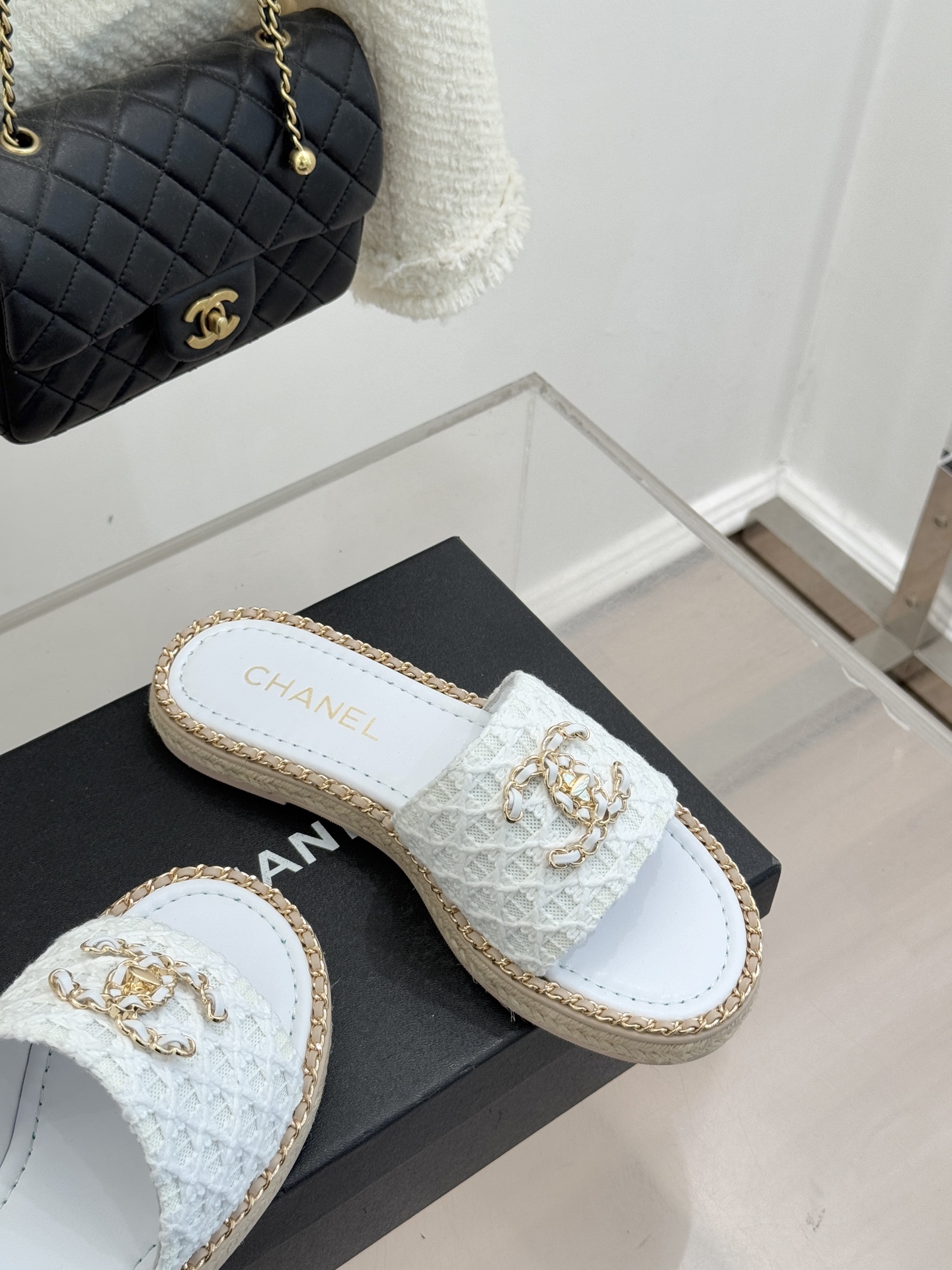 CHANE* ｜小香26P春夏新品水钻珍珠编织双C平底拖鞋当双C标志遇上水钻珍珠与编织元素这双拖鞋就是行