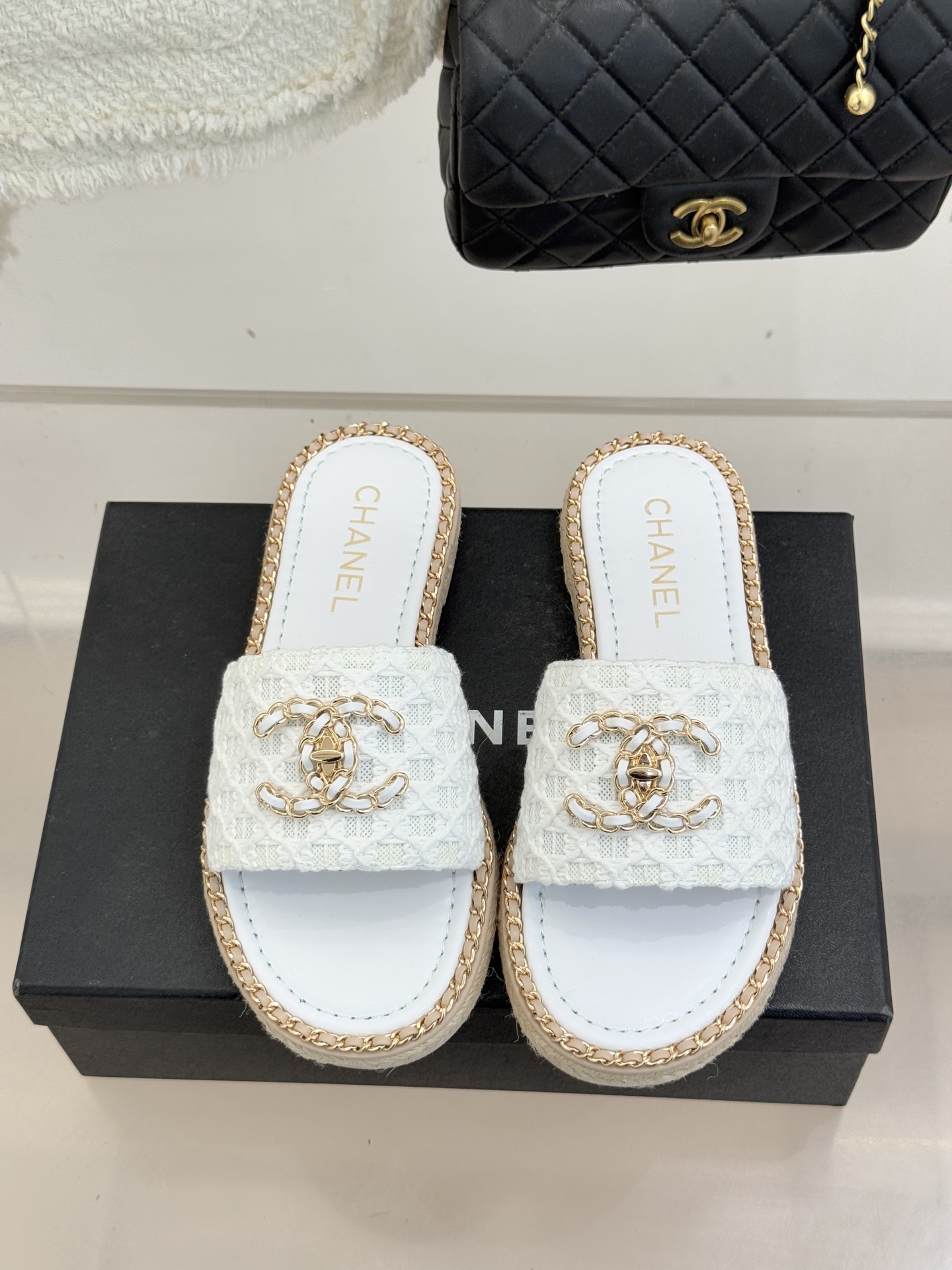 CHANE* ｜小香26P春夏新品水钻珍珠编织双C平底拖鞋当双C标志遇上水钻珍珠与编织元素这双拖鞋就是行