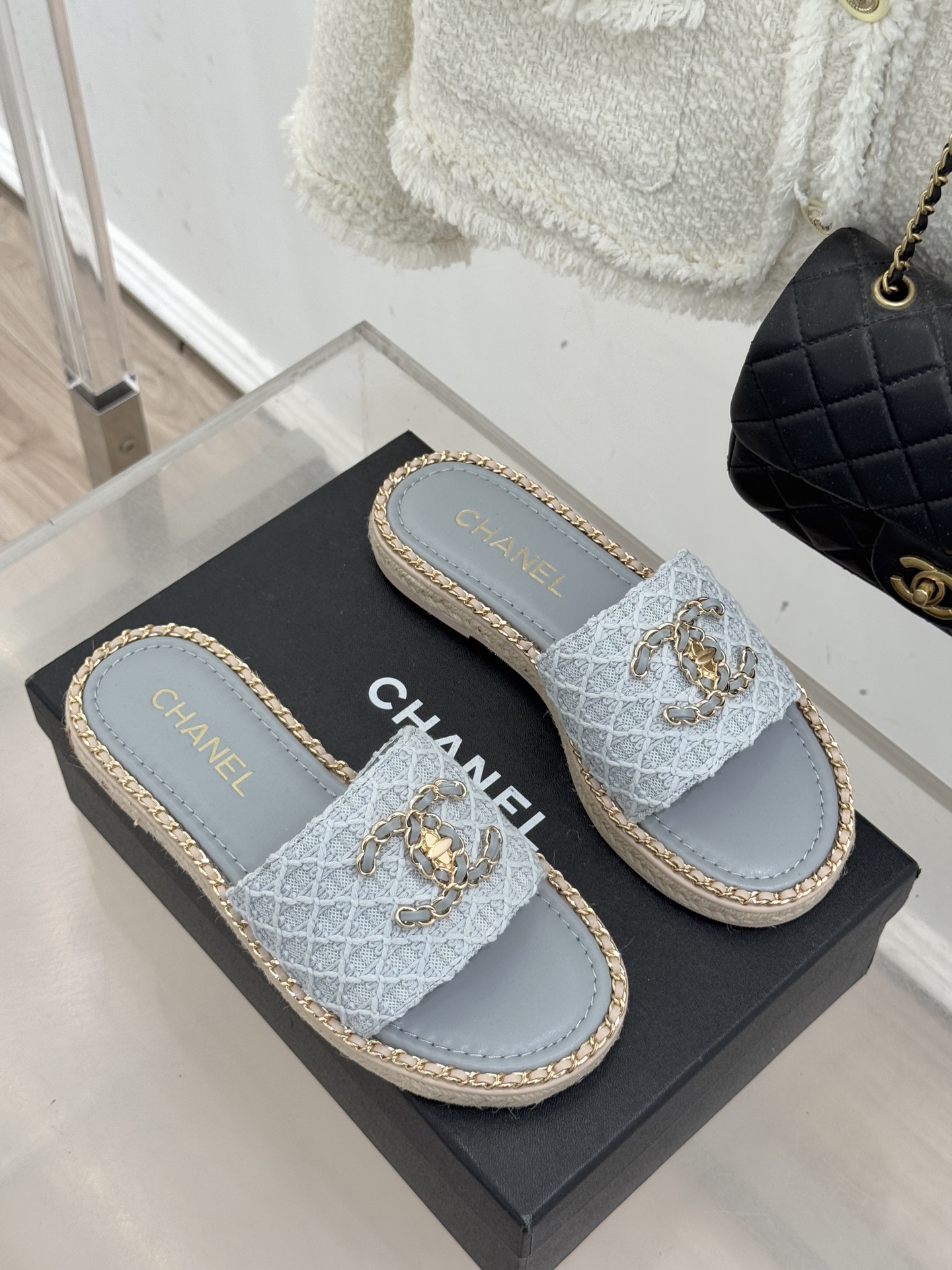 CHANE* ｜小香26P春夏新品水钻珍珠编织双C平底拖鞋当双C标志遇上水钻珍珠与编织元素这双拖鞋就是行