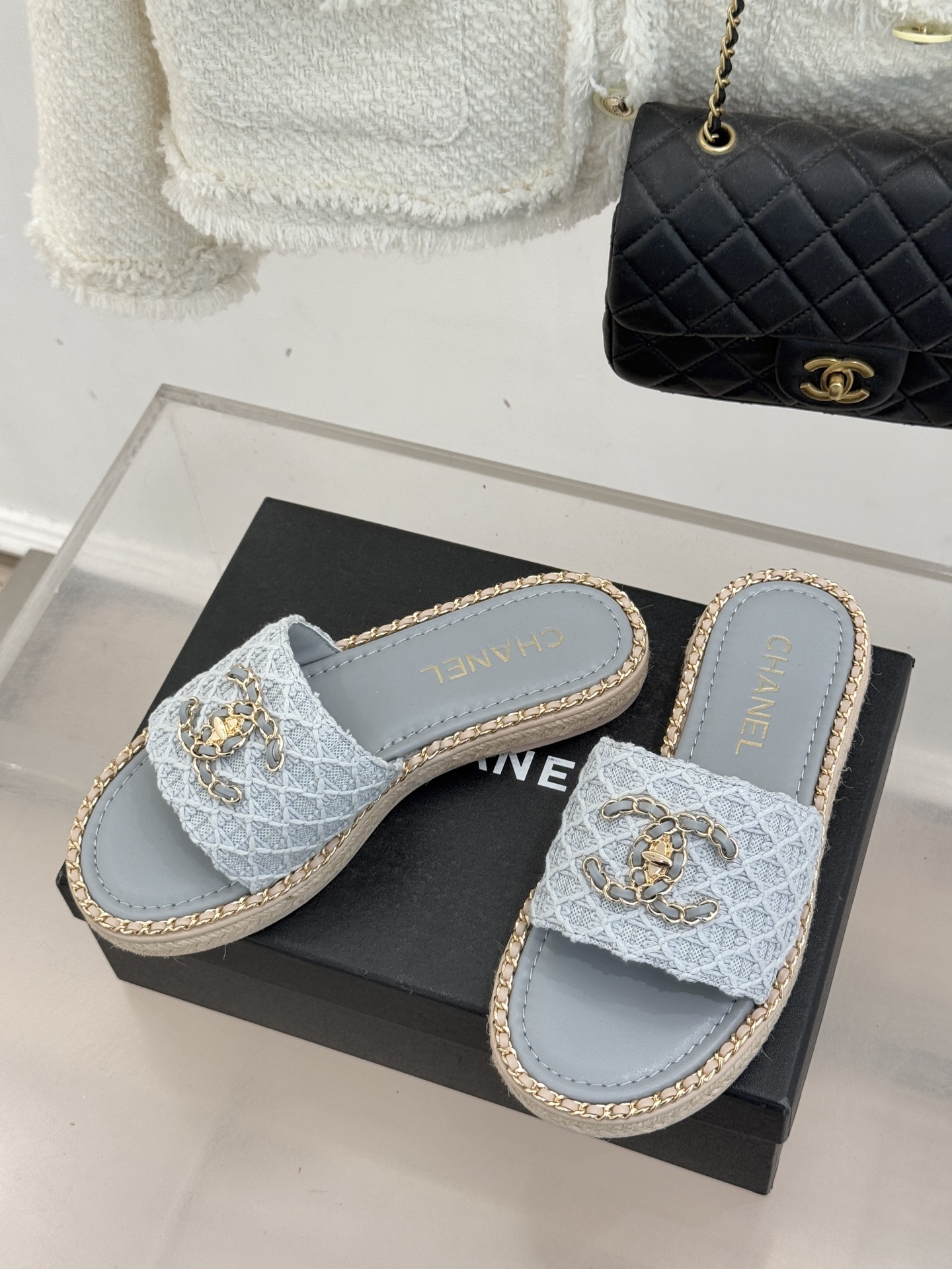CHANE* ｜小香26P春夏新品水钻珍珠编织双C平底拖鞋当双C标志遇上水钻珍珠与编织元素这双拖鞋就是行