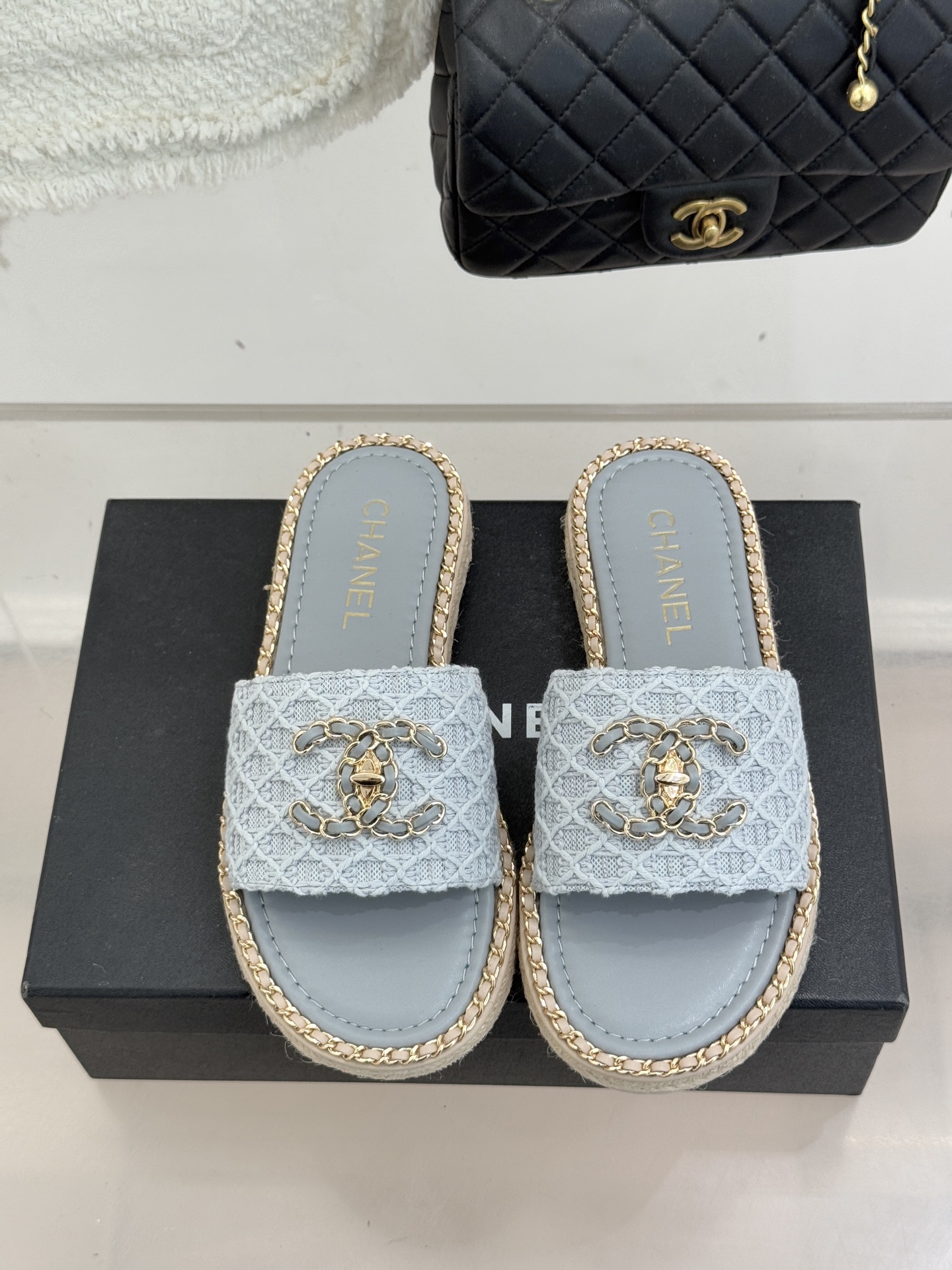 CHANE* ｜小香26P春夏新品水钻珍珠编织双C平底拖鞋当双C标志遇上水钻珍珠与编织元素这双拖鞋就是行
