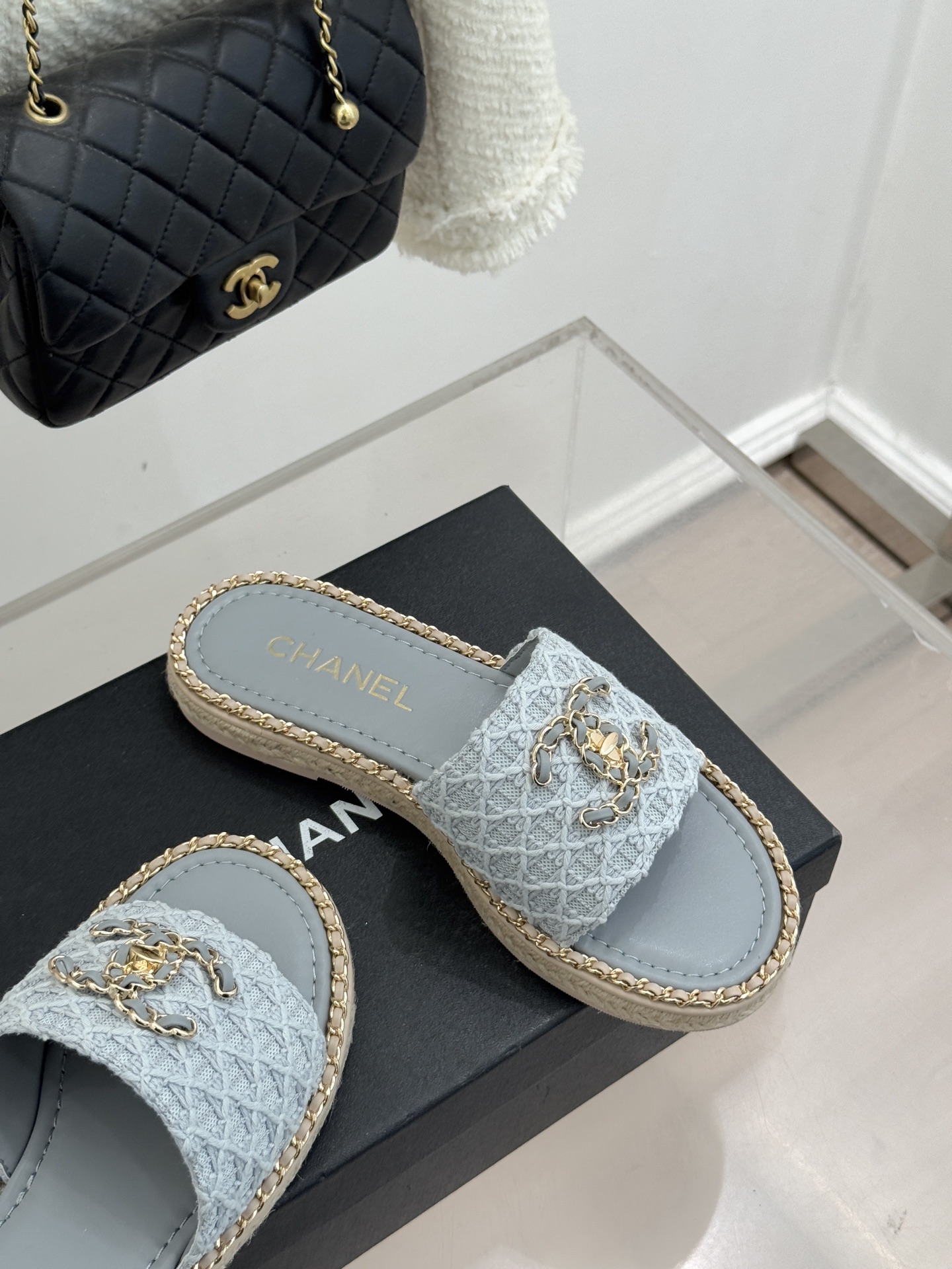 CHANE* ｜小香26P春夏新品水钻珍珠编织双C平底拖鞋当双C标志遇上水钻珍珠与编织元素这双拖鞋就是行