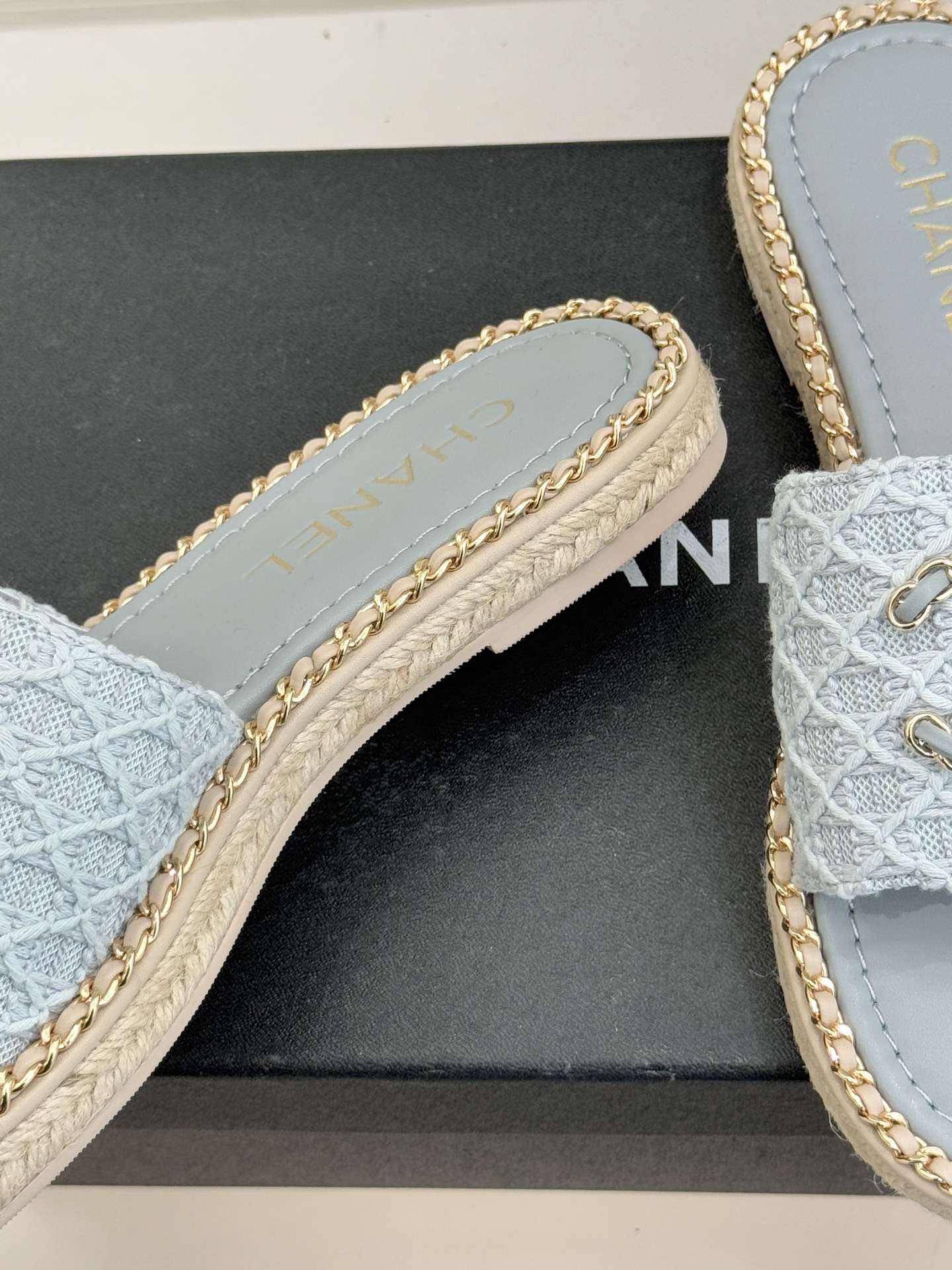 CHANE* ｜小香26P春夏新品水钻珍珠编织双C平底拖鞋当双C标志遇上水钻珍珠与编织元素这双拖鞋就是行