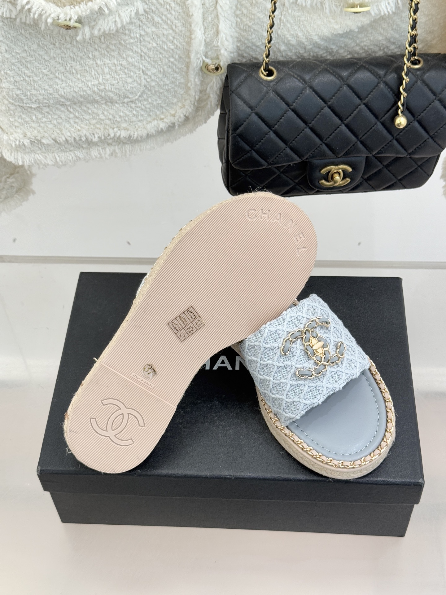CHANE* ｜小香26P春夏新品水钻珍珠编织双C平底拖鞋当双C标志遇上水钻珍珠与编织元素这双拖鞋就是行