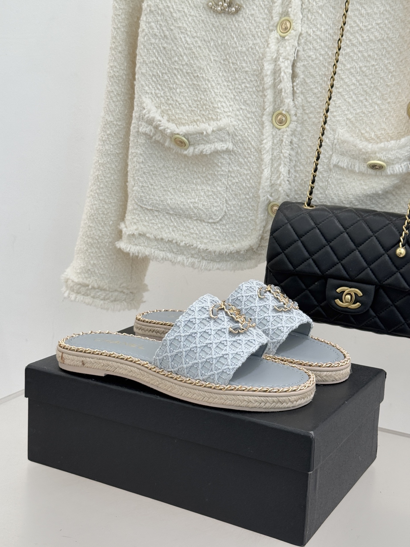 CHANE* ｜小香26P春夏新品水钻珍珠编织双C平底拖鞋当双C标志遇上水钻珍珠与编织元素这双拖鞋就是行