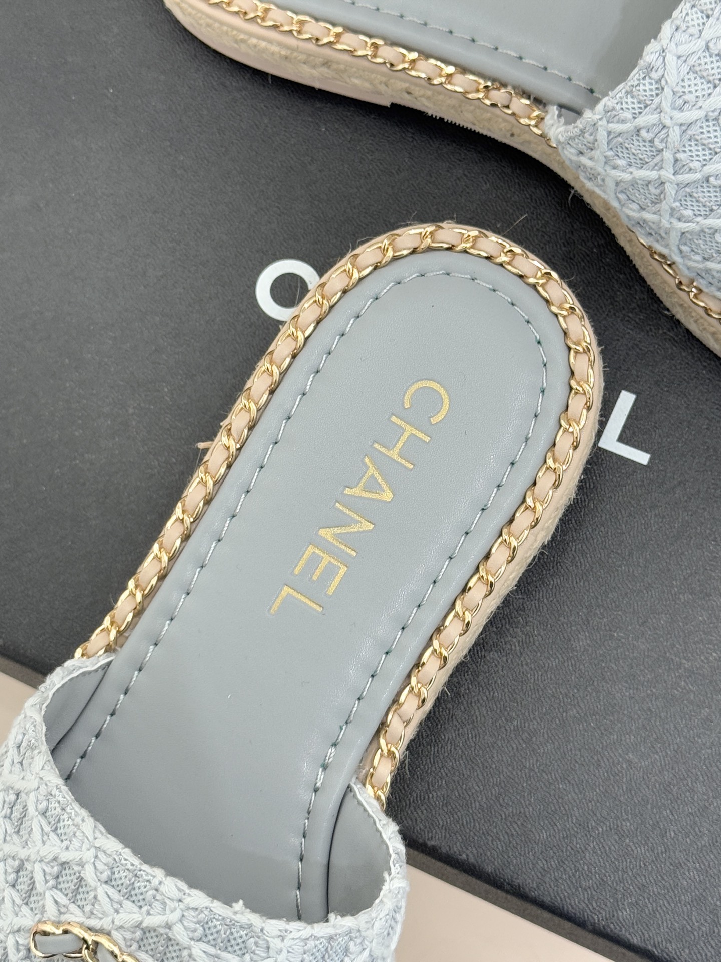 CHANE* ｜小香26P春夏新品水钻珍珠编织双C平底拖鞋当双C标志遇上水钻珍珠与编织元素这双拖鞋就是行