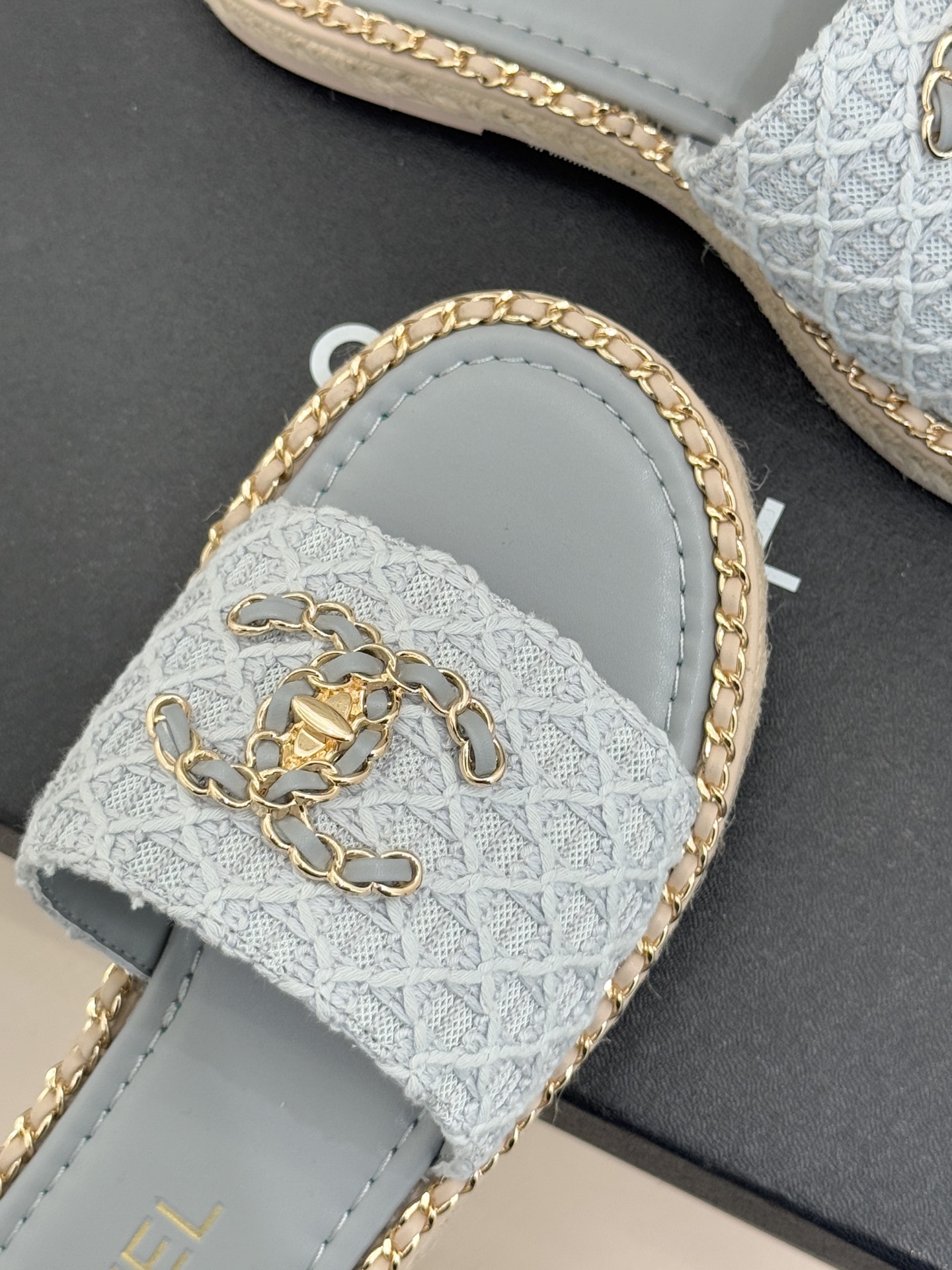 CHANE* ｜小香26P春夏新品水钻珍珠编织双C平底拖鞋当双C标志遇上水钻珍珠与编织元素这双拖鞋就是行