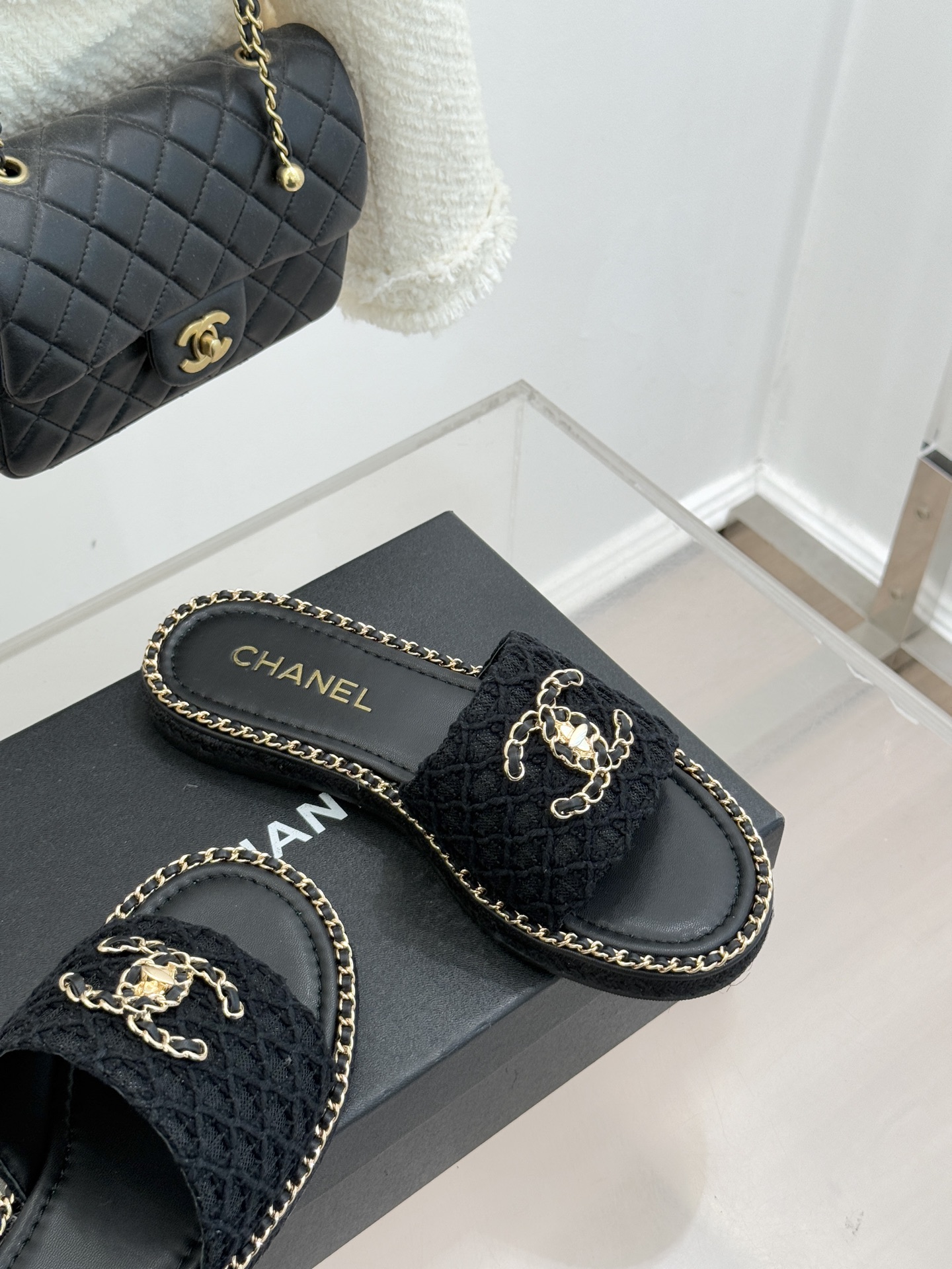 CHANE* ｜小香26P春夏新品水钻珍珠编织双C平底拖鞋当双C标志遇上水钻珍珠与编织元素这双拖鞋就是行