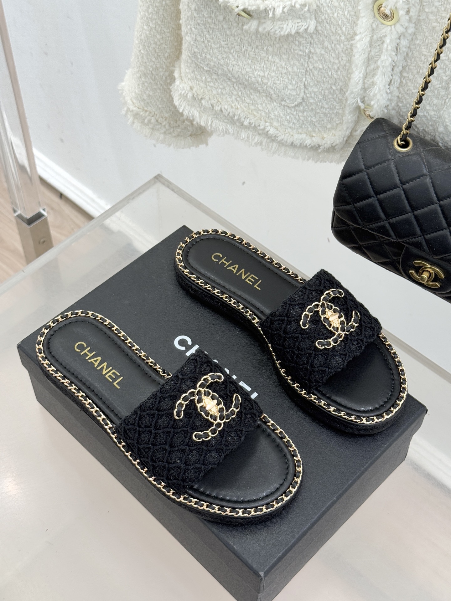 CHANE* ｜小香26P春夏新品水钻珍珠编织双C平底拖鞋当双C标志遇上水钻珍珠与编织元素这双拖鞋就是行