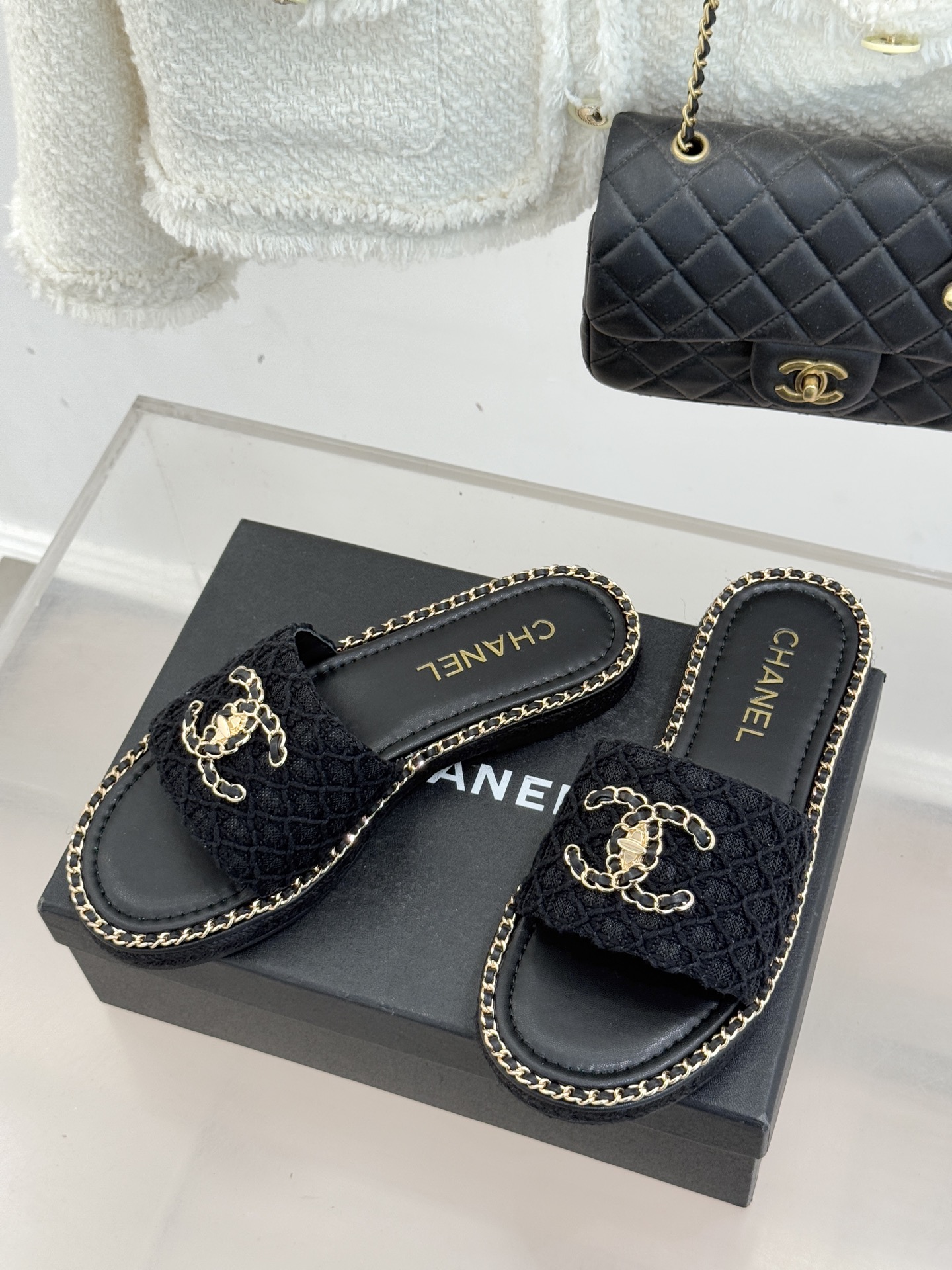 CHANE* ｜小香26P春夏新品水钻珍珠编织双C平底拖鞋当双C标志遇上水钻珍珠与编织元素这双拖鞋就是行