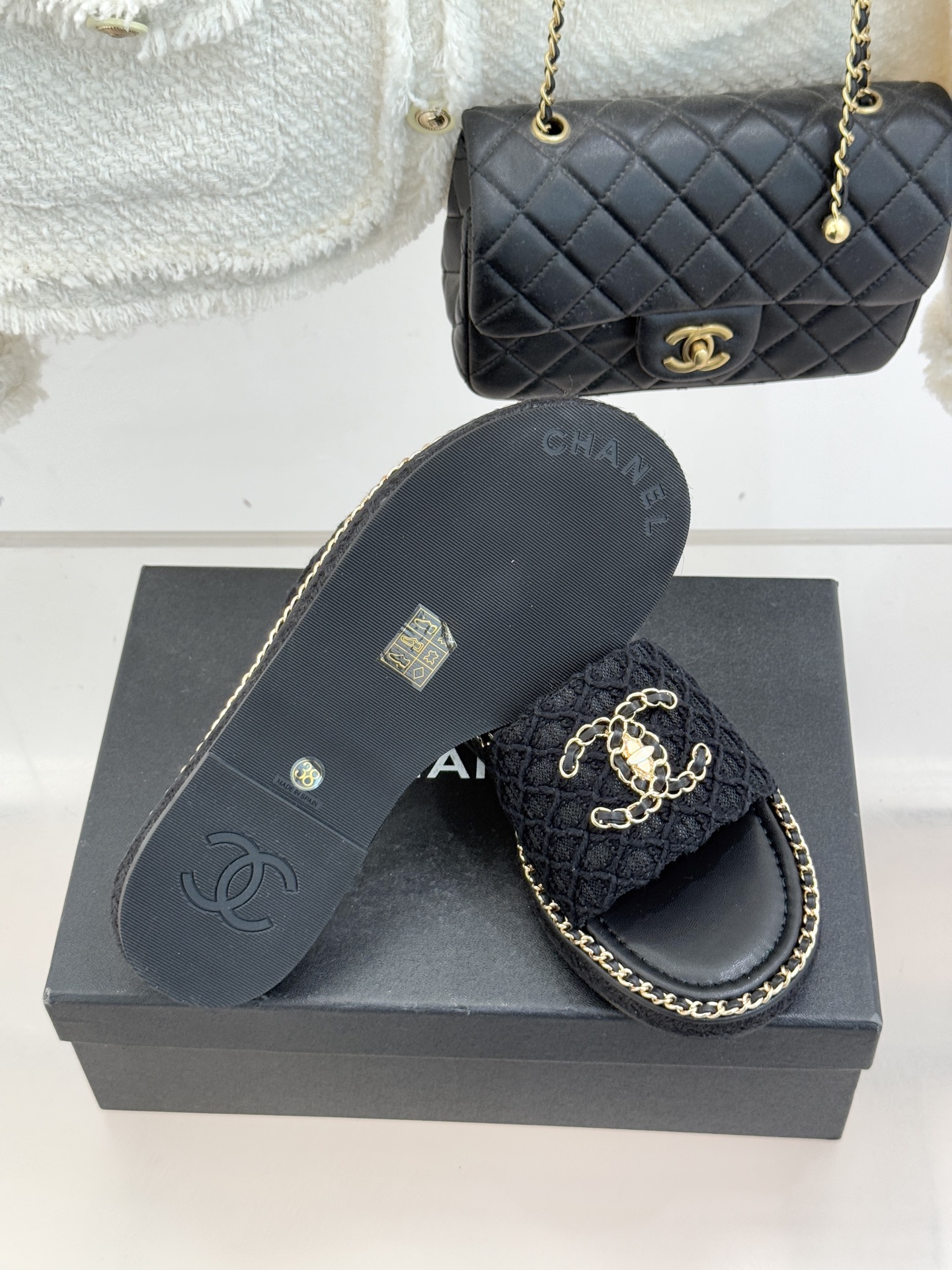 CHANE* ｜小香26P春夏新品水钻珍珠编织双C平底拖鞋当双C标志遇上水钻珍珠与编织元素这双拖鞋就是行