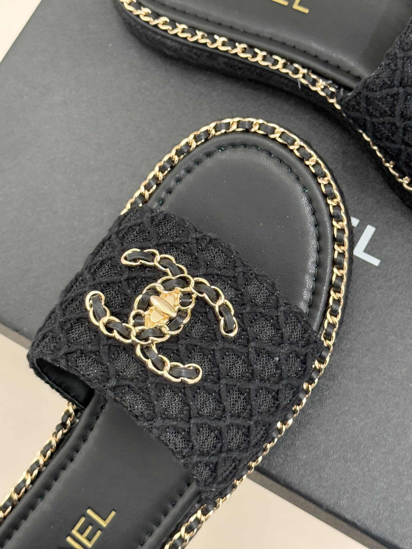 CHANE* ｜小香26P春夏新品水钻珍珠编织双C平底拖鞋当双C标志遇上水钻珍珠与编织元素这双拖鞋就是行