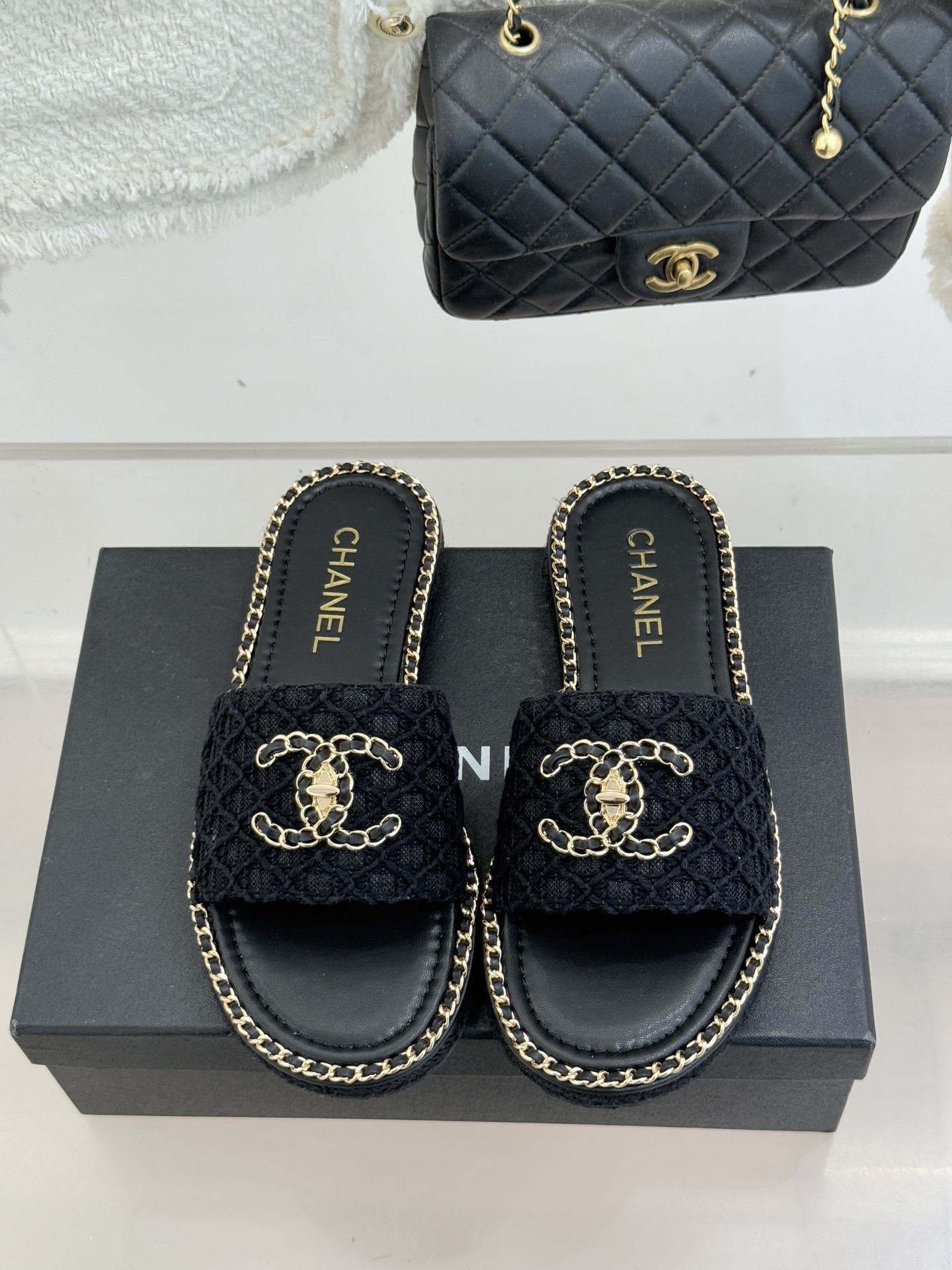CHANE* ｜小香26P春夏新品水钻珍珠编织双C平底拖鞋当双C标志遇上水钻珍珠与编织元素这双拖鞋就是行