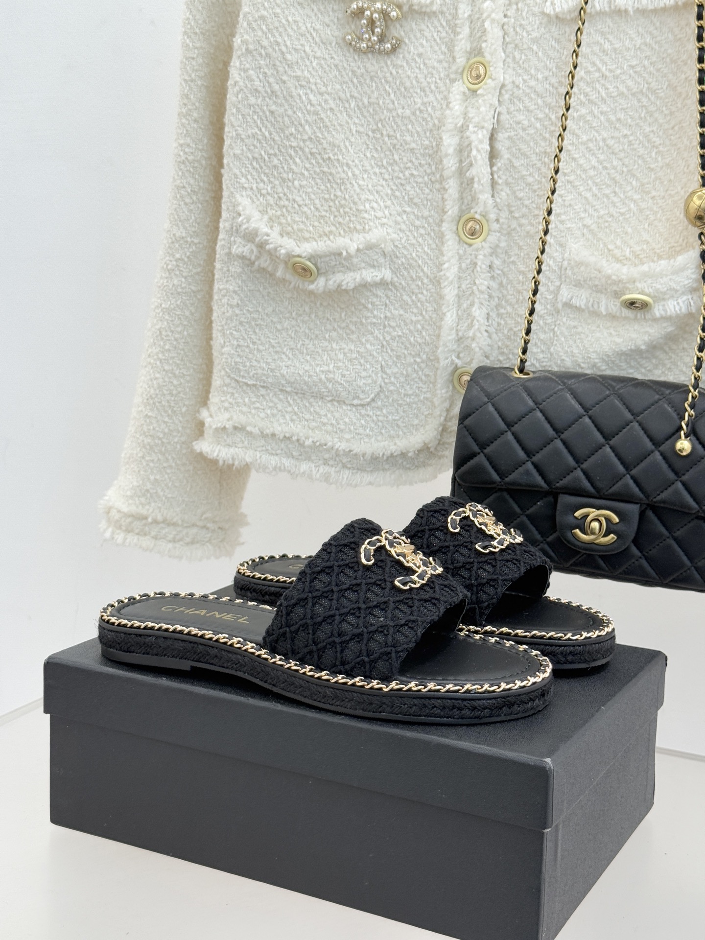 CHANE* ｜小香26P春夏新品水钻珍珠编织双C平底拖鞋当双C标志遇上水钻珍珠与编织元素这双拖鞋就是行