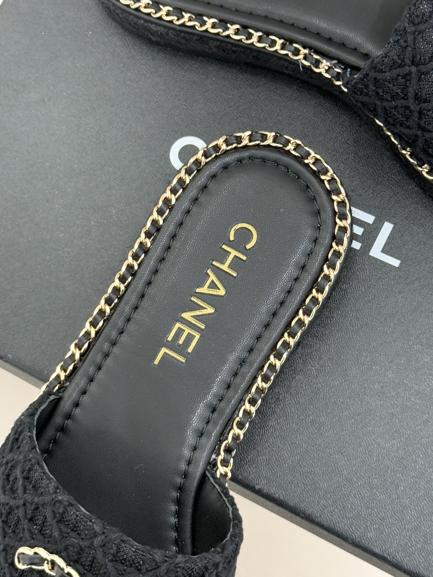 CHANE* ｜小香26P春夏新品水钻珍珠编织双C平底拖鞋当双C标志遇上水钻珍珠与编织元素这双拖鞋就是行