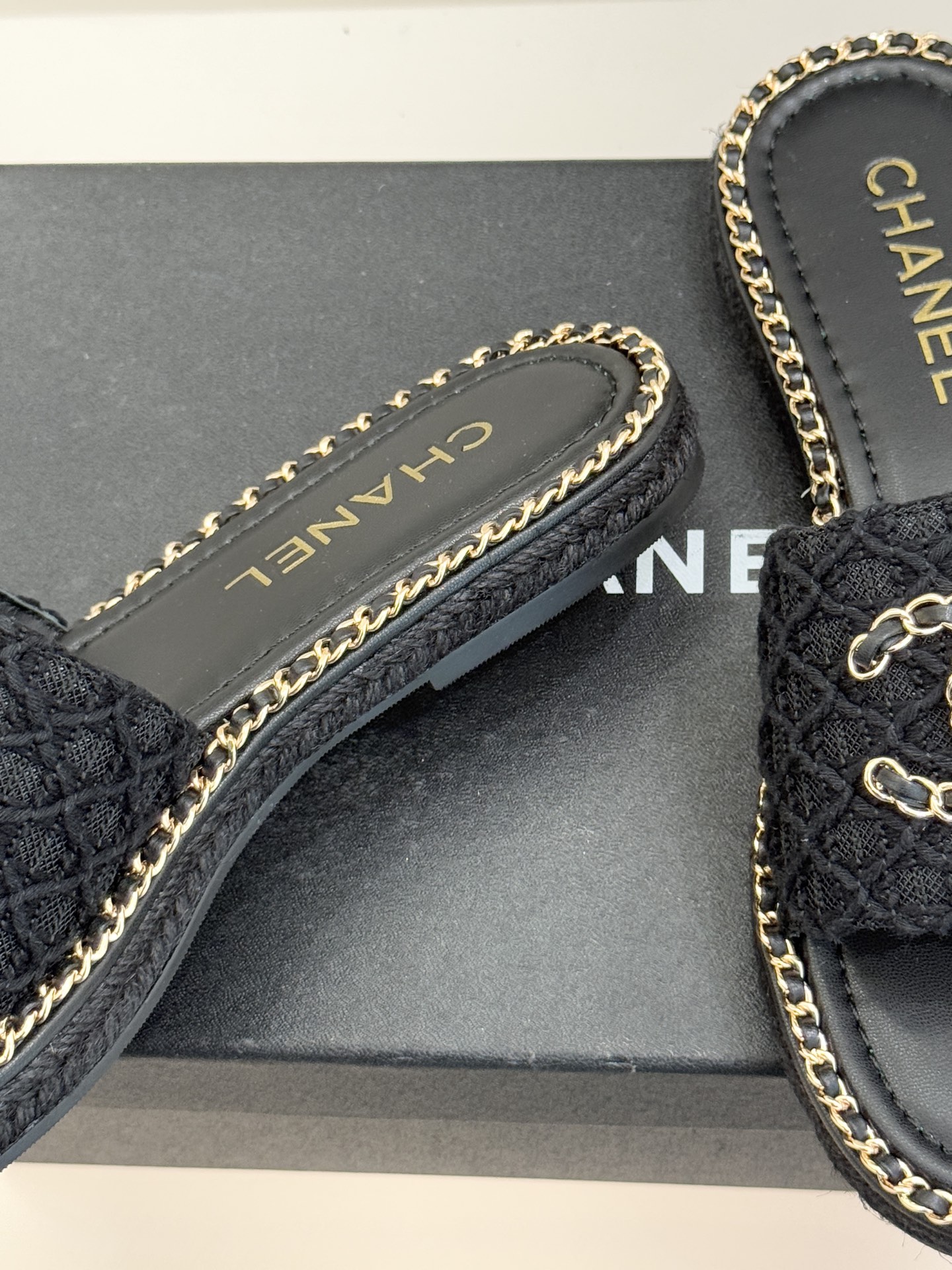 CHANE* ｜小香26P春夏新品水钻珍珠编织双C平底拖鞋当双C标志遇上水钻珍珠与编织元素这双拖鞋就是行