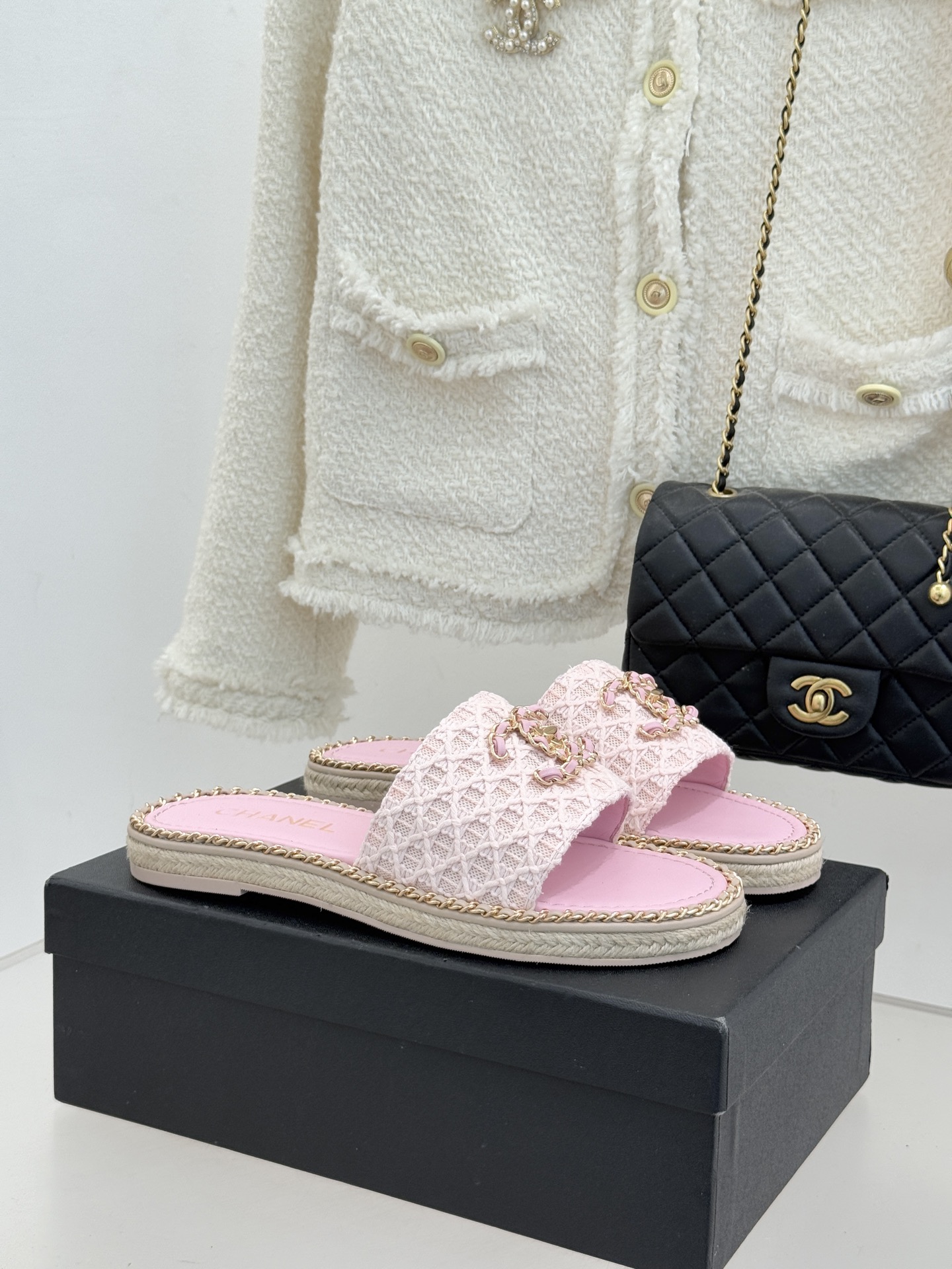 CHANE* ｜小香26P春夏新品水钻珍珠编织双C平底拖鞋当双C标志遇上水钻珍珠与编织元素这双拖鞋就是行