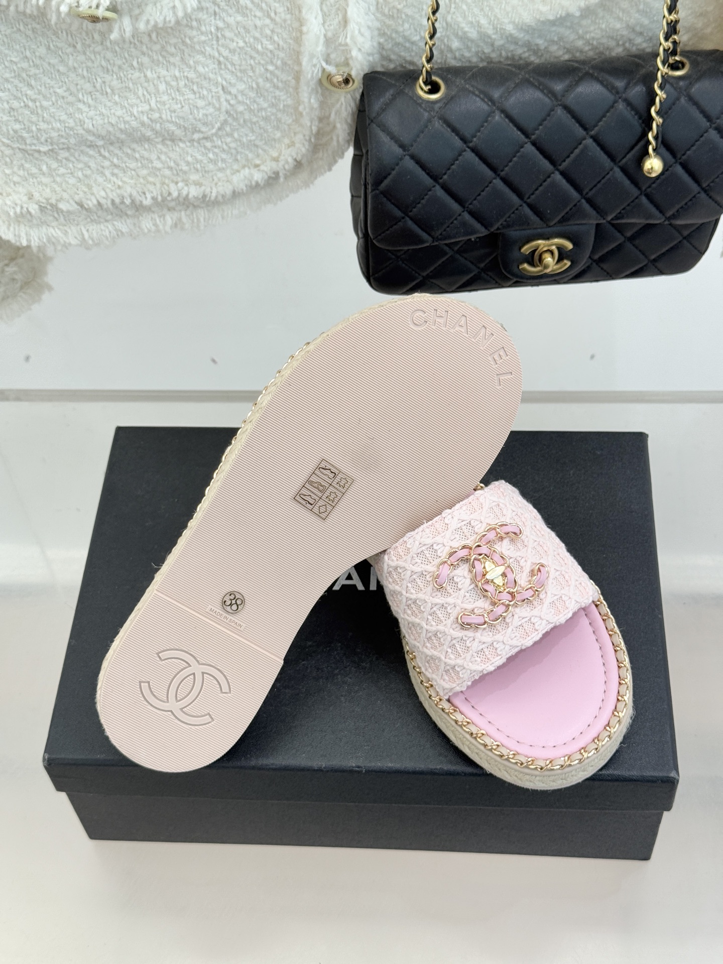CHANE* ｜小香26P春夏新品水钻珍珠编织双C平底拖鞋当双C标志遇上水钻珍珠与编织元素这双拖鞋就是行
