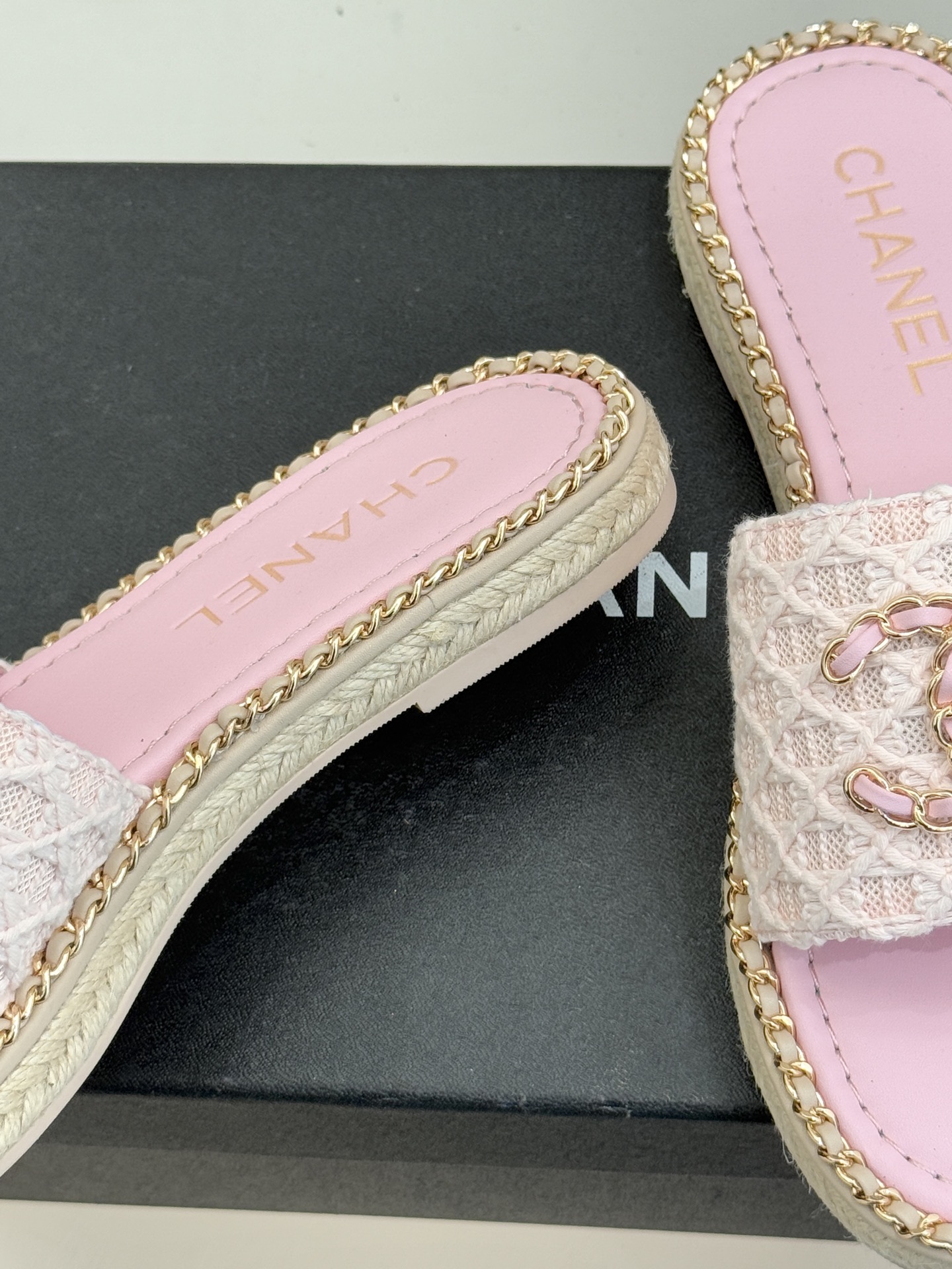 CHANE* ｜小香26P春夏新品水钻珍珠编织双C平底拖鞋当双C标志遇上水钻珍珠与编织元素这双拖鞋就是行