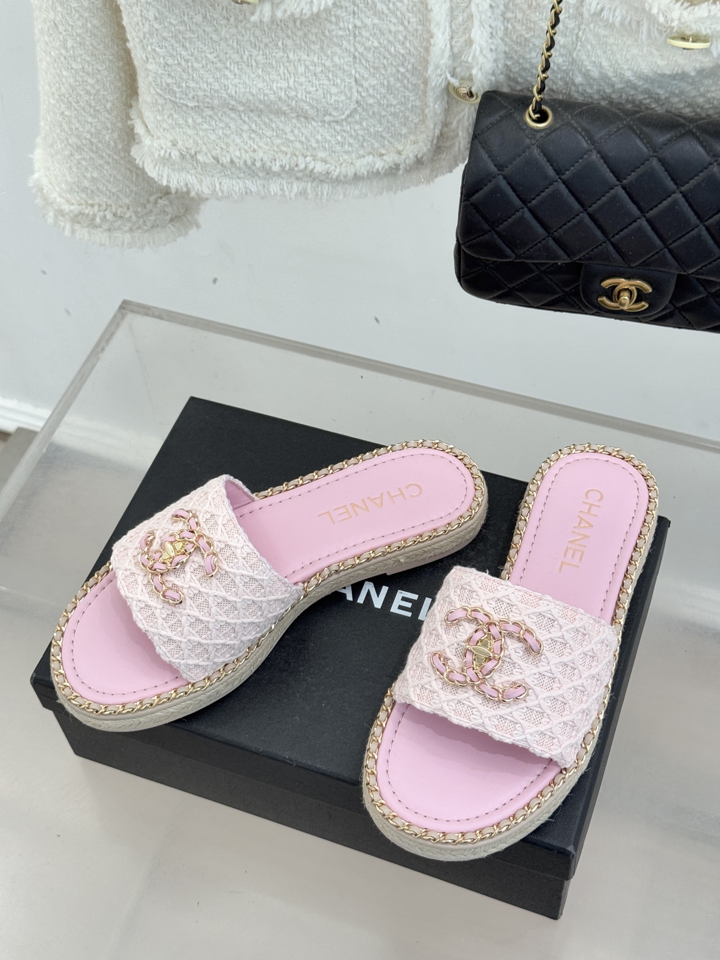 CHANE* ｜小香26P春夏新品水钻珍珠编织双C平底拖鞋当双C标志遇上水钻珍珠与编织元素这双拖鞋就是行