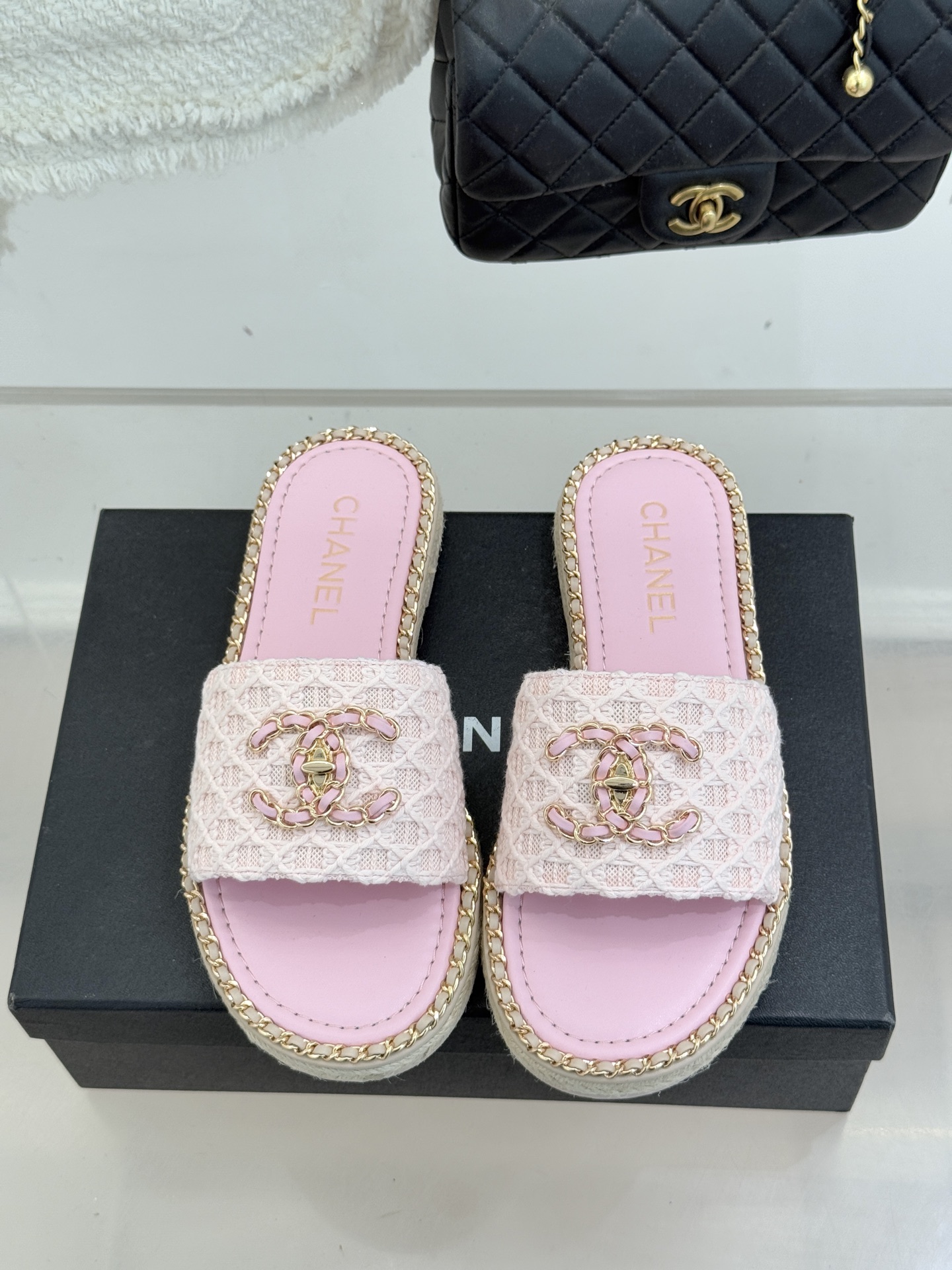 CHANE* ｜小香26P春夏新品水钻珍珠编织双C平底拖鞋当双C标志遇上水钻珍珠与编织元素这双拖鞋就是行