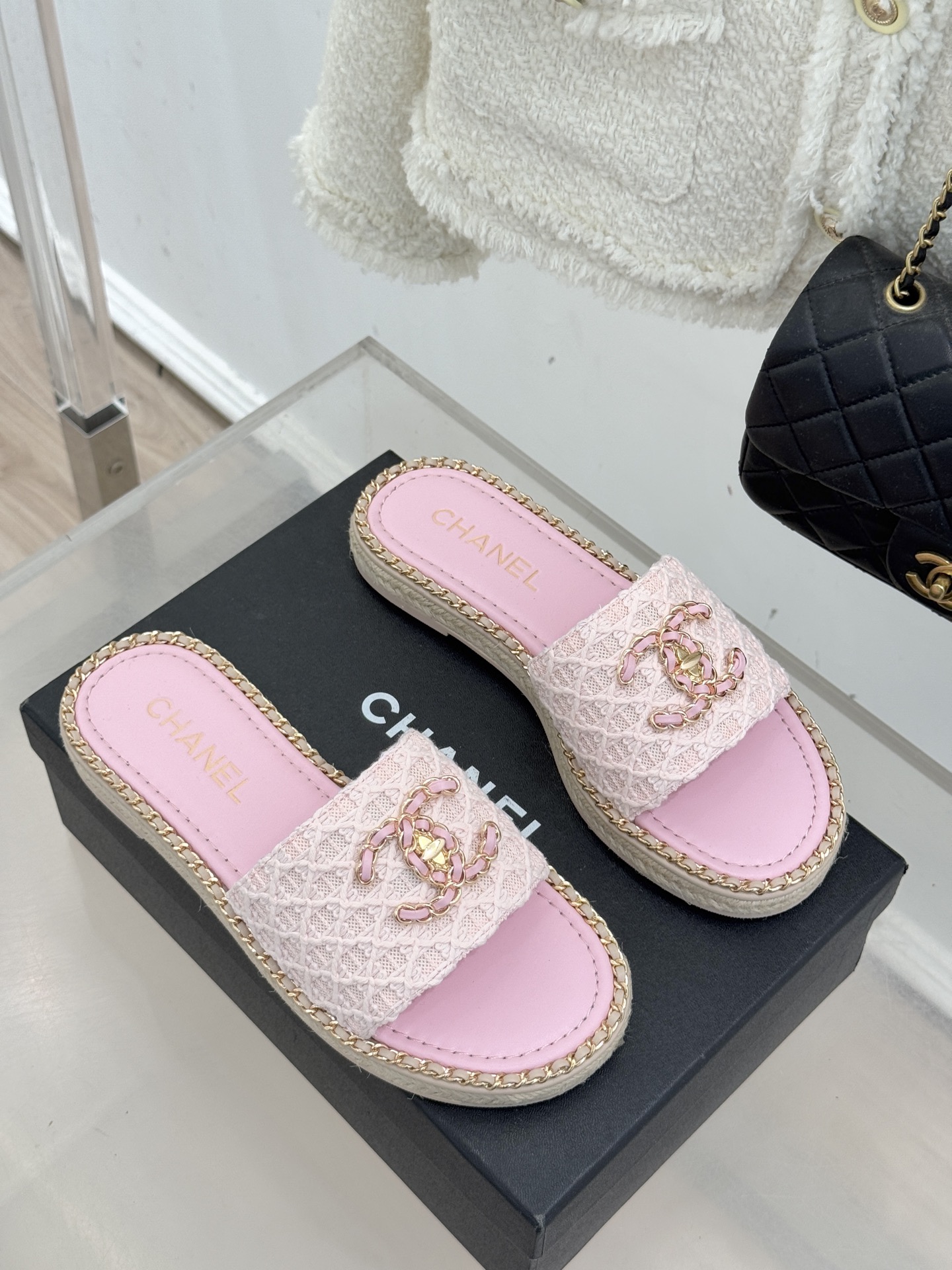 CHANE* ｜小香26P春夏新品水钻珍珠编织双C平底拖鞋当双C标志遇上水钻珍珠与编织元素这双拖鞋就是行