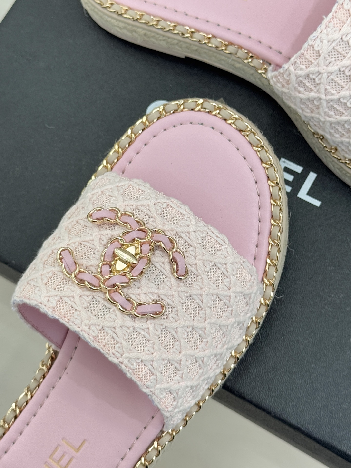 CHANE* ｜小香26P春夏新品水钻珍珠编织双C平底拖鞋当双C标志遇上水钻珍珠与编织元素这双拖鞋就是行