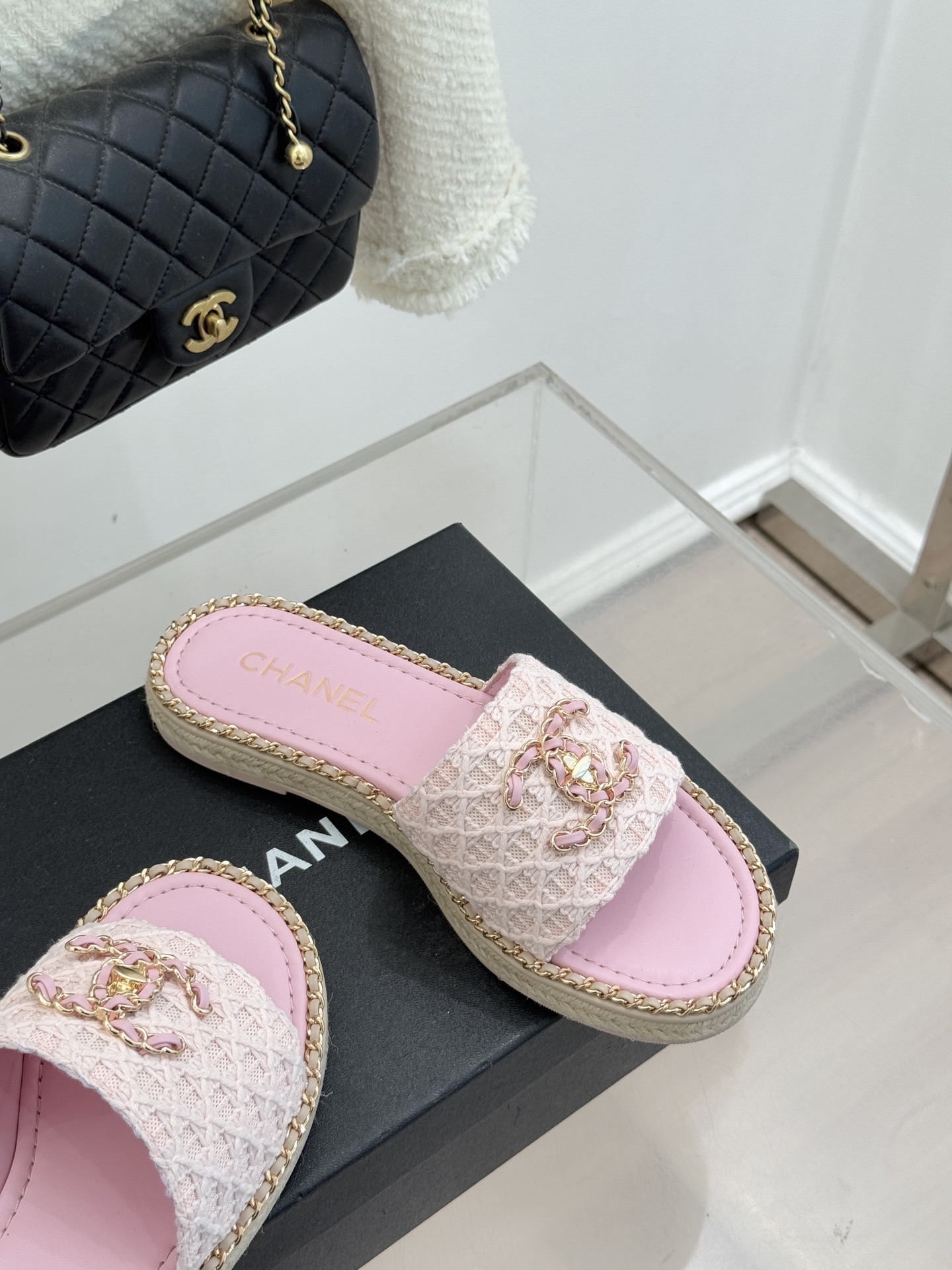 CHANE* ｜小香26P春夏新品水钻珍珠编织双C平底拖鞋当双C标志遇上水钻珍珠与编织元素这双拖鞋就是行