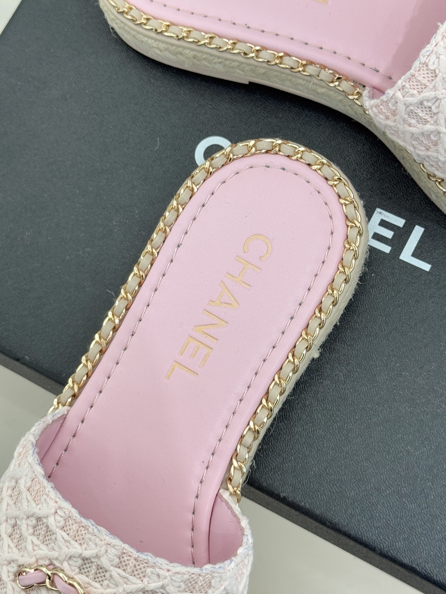 CHANE* ｜小香26P春夏新品水钻珍珠编织双C平底拖鞋当双C标志遇上水钻珍珠与编织元素这双拖鞋就是行