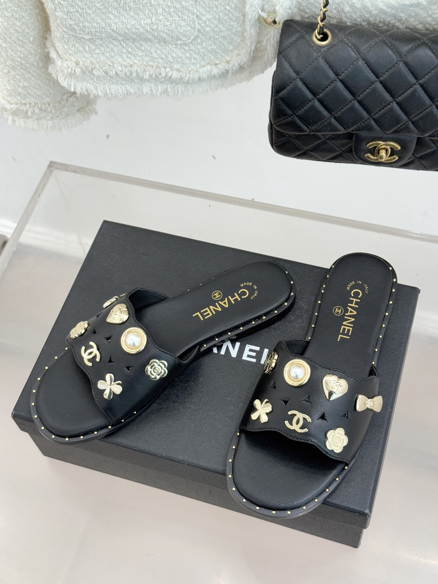 CHANE* ｜小香经典双C五金镂空平底懒人拖鞋将法式慵懒与经典格调完美融合。利落平底设计自在随性上脚轻