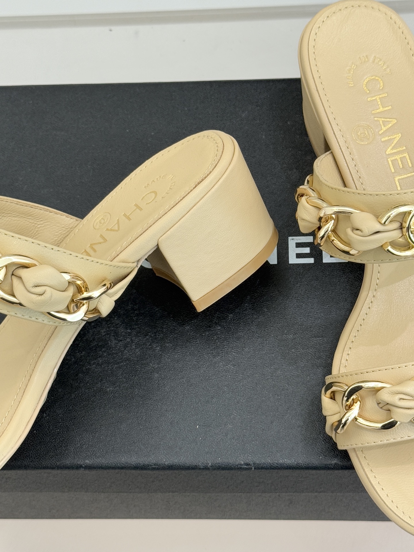 CHANE*｜小香双C书包扣大链条一字带凉鞋拖鞋把高定气场直接穿在脚上。经典菱格搭配醒目金属大链条复古书